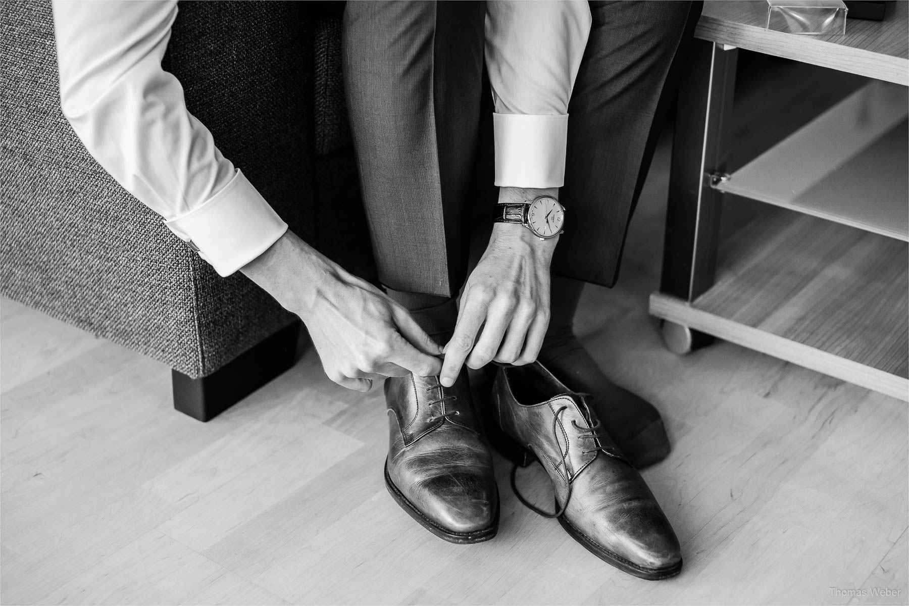 Vorbereitung des Bräutigams auf die Hochzeit, Hochzeitsfotograf Oldenburg, Thomas Weber