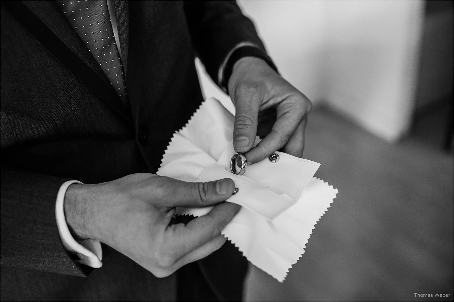 Vorbereitung des Bräutigams auf die Hochzeit, Hochzeitsfotograf Oldenburg, Thomas Weber