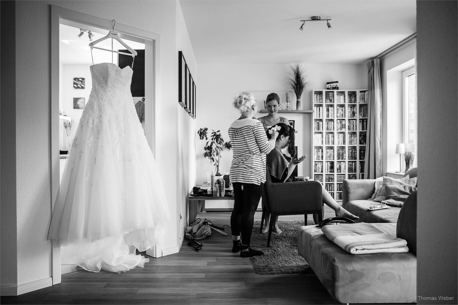 Vorbereitungen der Braut zur Hochzeit auf dem Gut Horn in Gristede, Hochzeitsfotograf Oldenburg, Thomas Weber