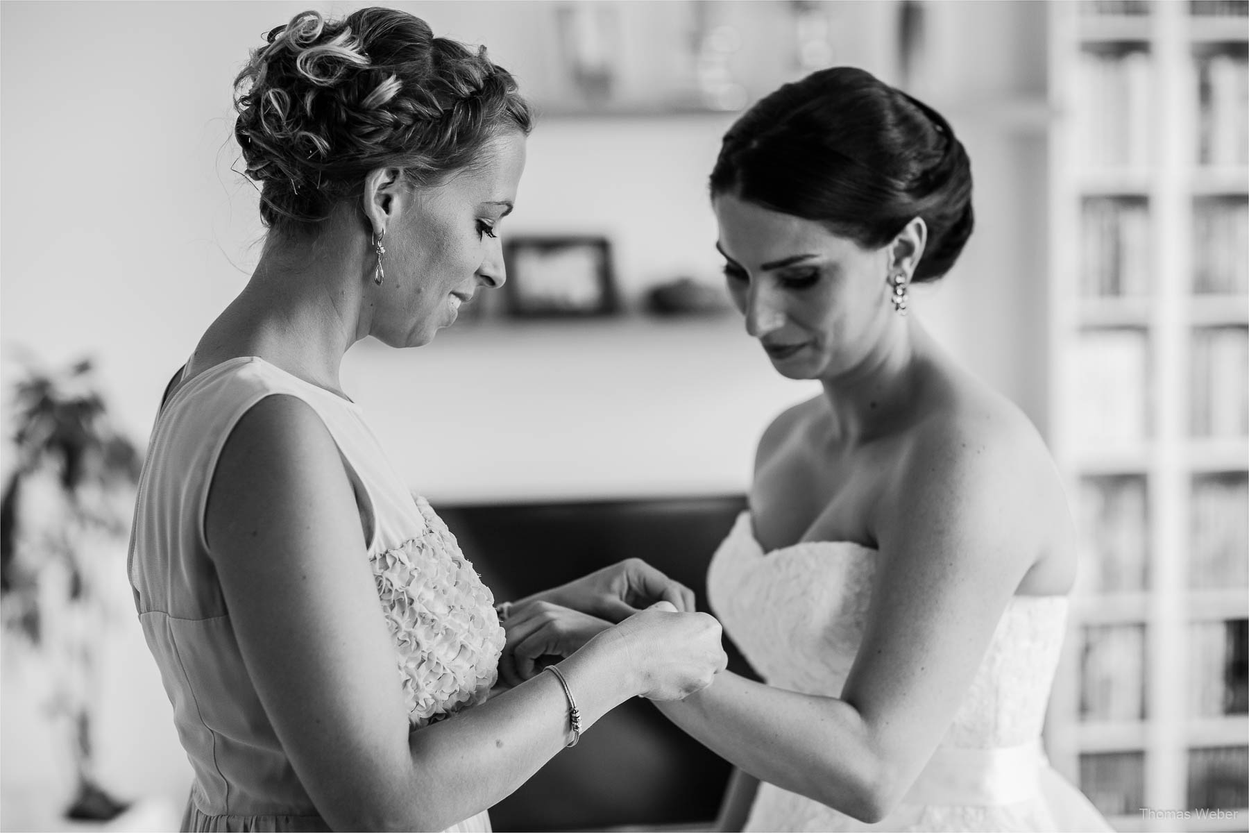 Vorbereitungen der Braut zur Hochzeit auf dem Gut Horn in Gristede, Hochzeitsfotograf Oldenburg, Thomas Weber