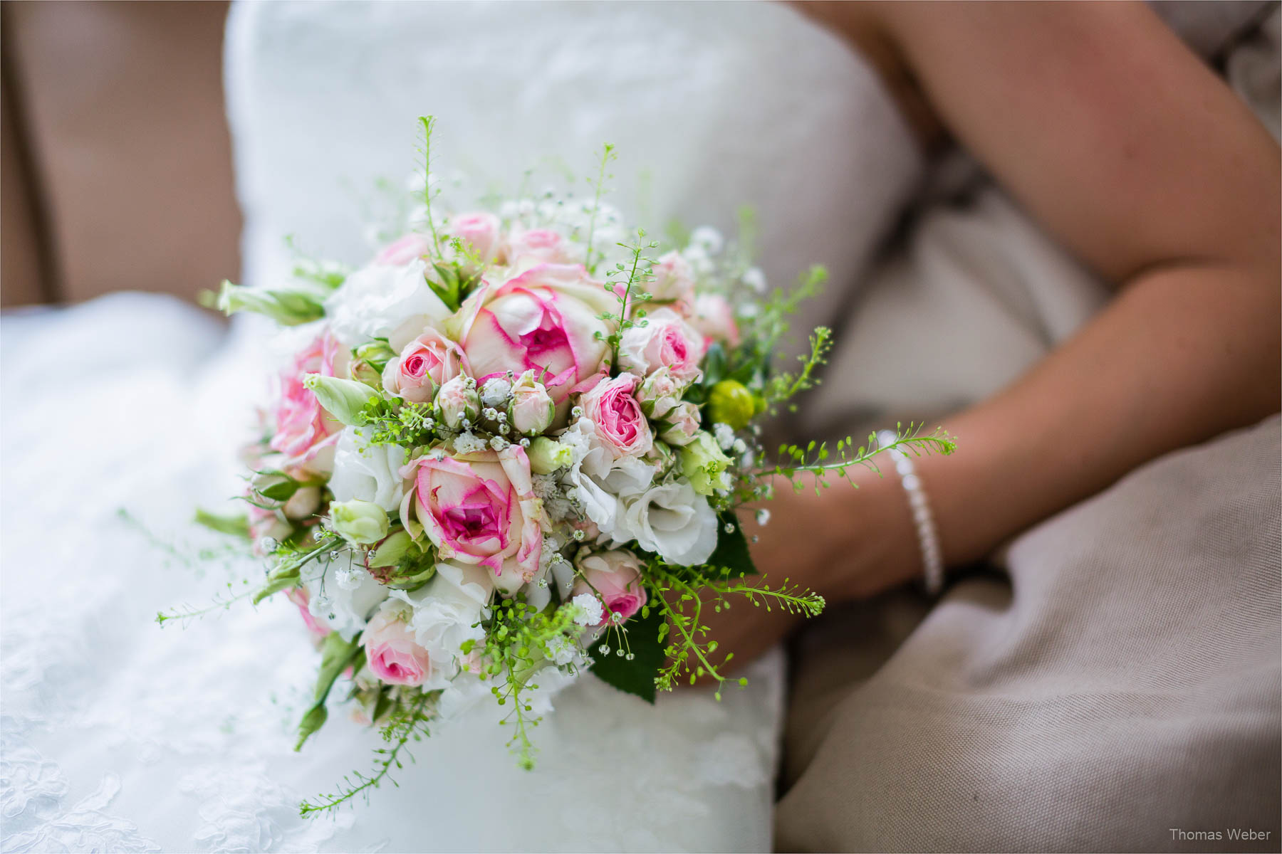 Vorbereitungen der Braut zur Hochzeit auf dem Gut Horn in Gristede, Hochzeitsfotograf Oldenburg, Thomas Weber