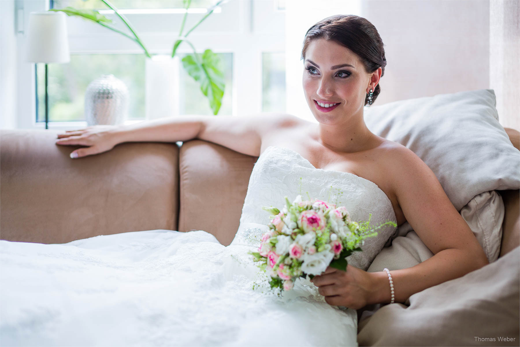 Vorbereitungen der Braut zur Hochzeit auf dem Gut Horn in Gristede, Hochzeitsfotograf Oldenburg, Thomas Weber