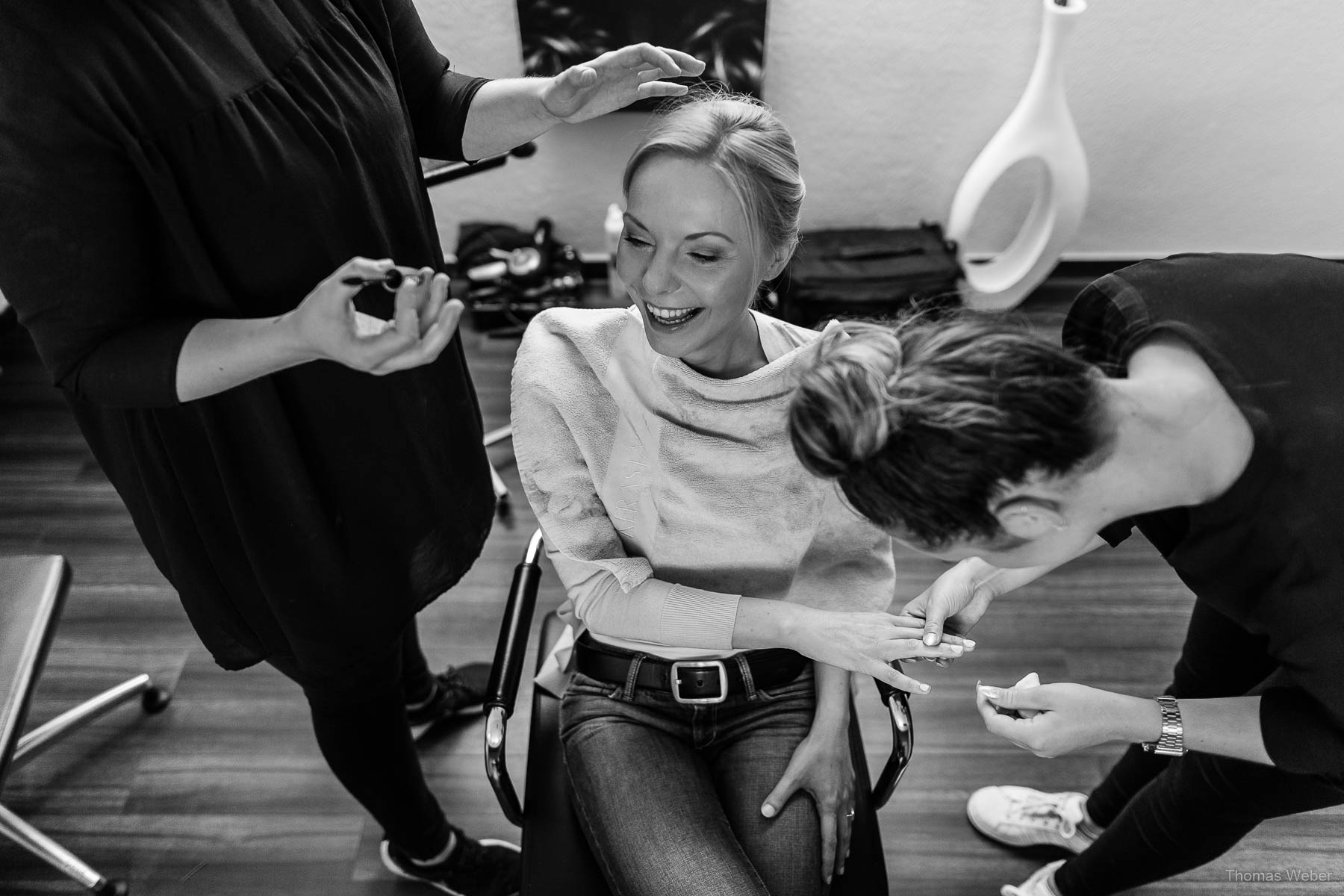 Hairstyling und Makeup der Braut für die Hochzeit im Standesamt am Pferdemarkt in Oldenburg, Hochzeitsfotograf Oldenburg Thomas Weber