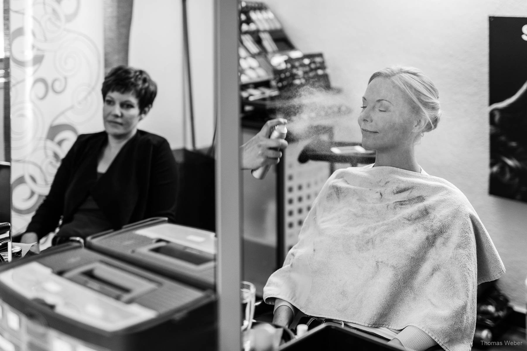 Hairstyling und Makeup der Braut für die Hochzeit im Standesamt am Pferdemarkt in Oldenburg, Hochzeitsfotograf Oldenburg Thomas Weber