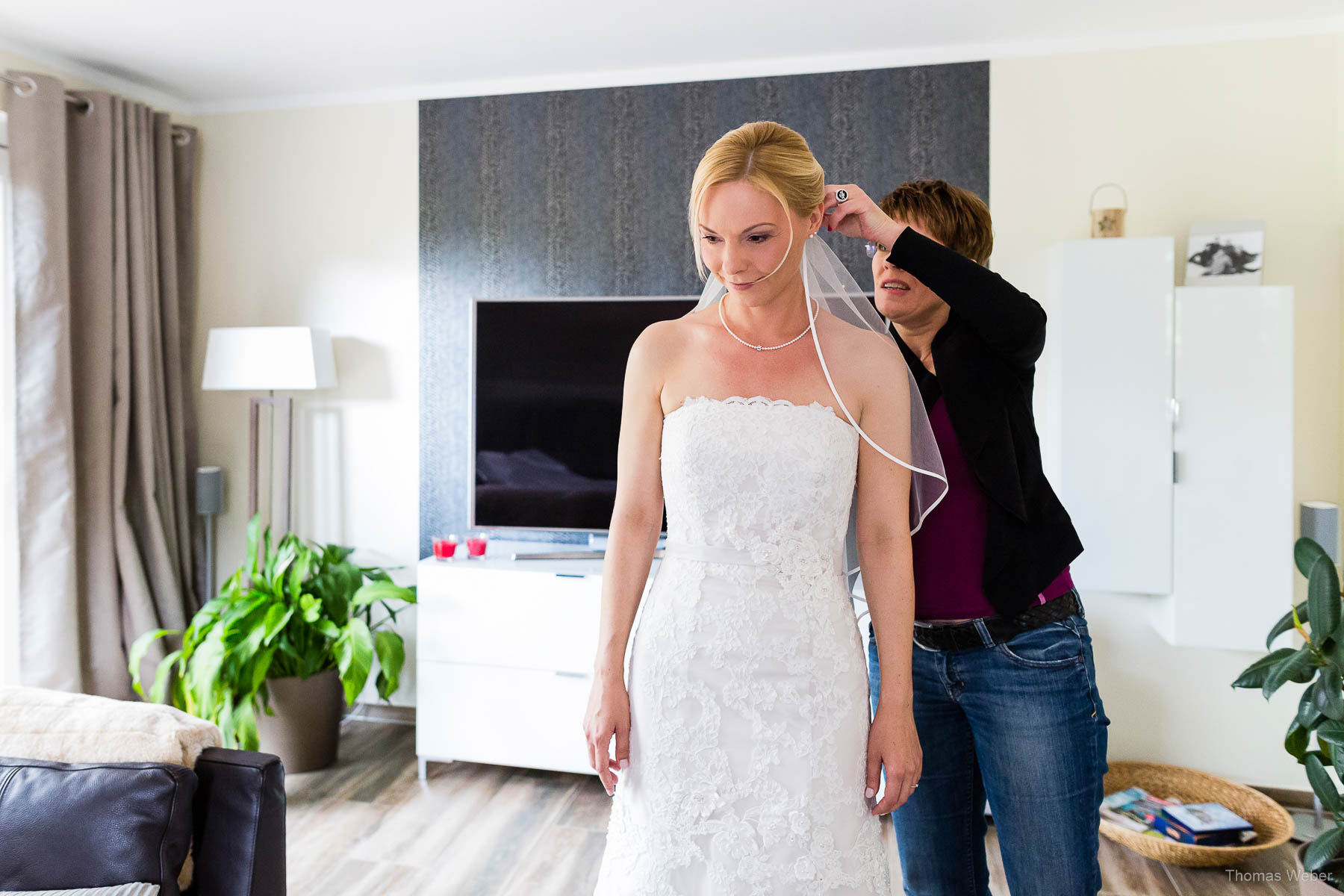 Getting Ready der Braut für die Hochzeit im Standesamt am Pferdemarkt in Oldenburg, Hochzeitsfotograf Oldenburg Thomas Weber