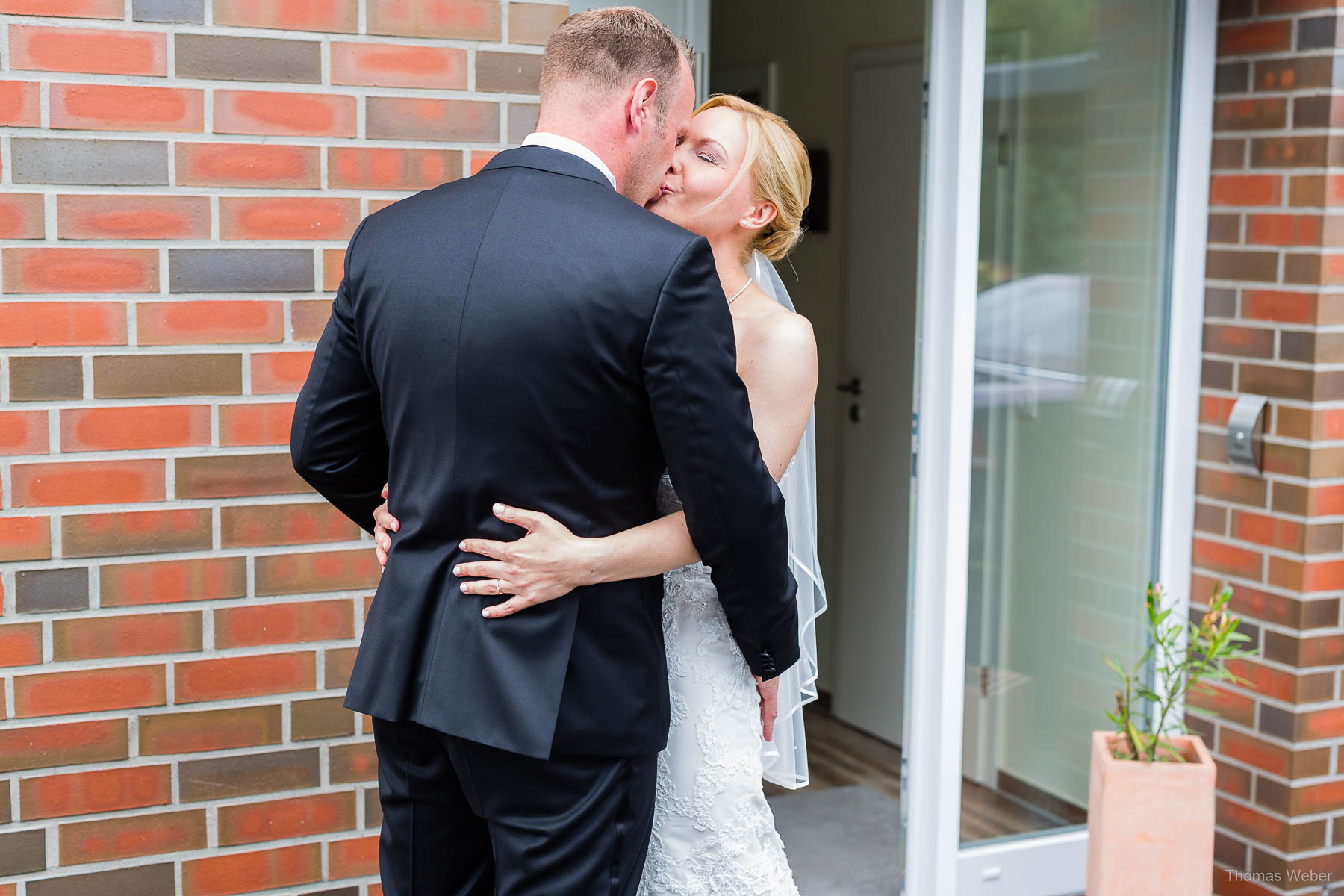 Der Bräutigam holt seine Braut mit dem Hochzeitsauto und Brautstrauß ab, Hochzeitsfotograf Oldenburg Thomas Weber