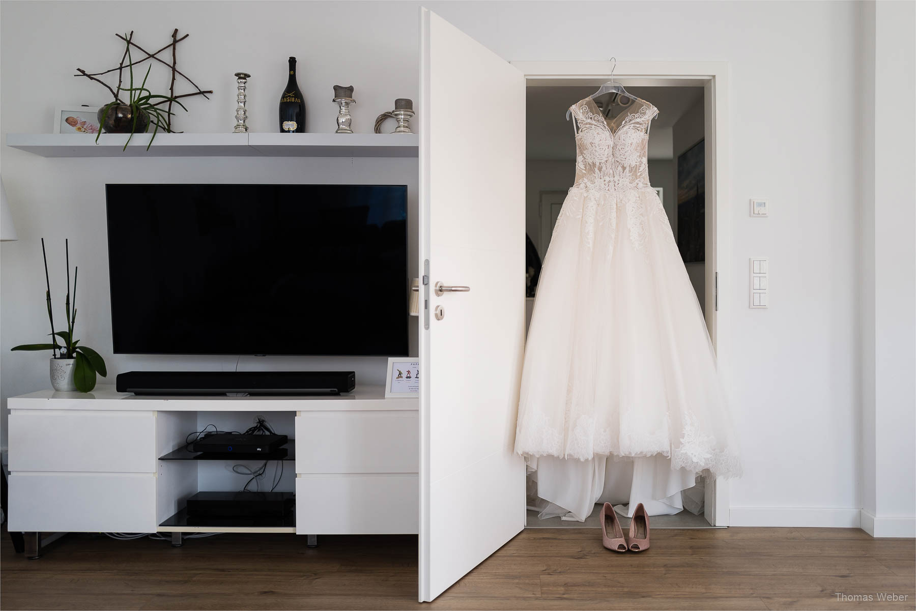 Vorbereitungen und Ankleide der Braut, Kirchliche Hochzeit in Rastede und Hochzeitsfeier in der Scheune St. Georg Rastede, Hochzeitsfotograf Thomas Weber aus Oldenburg