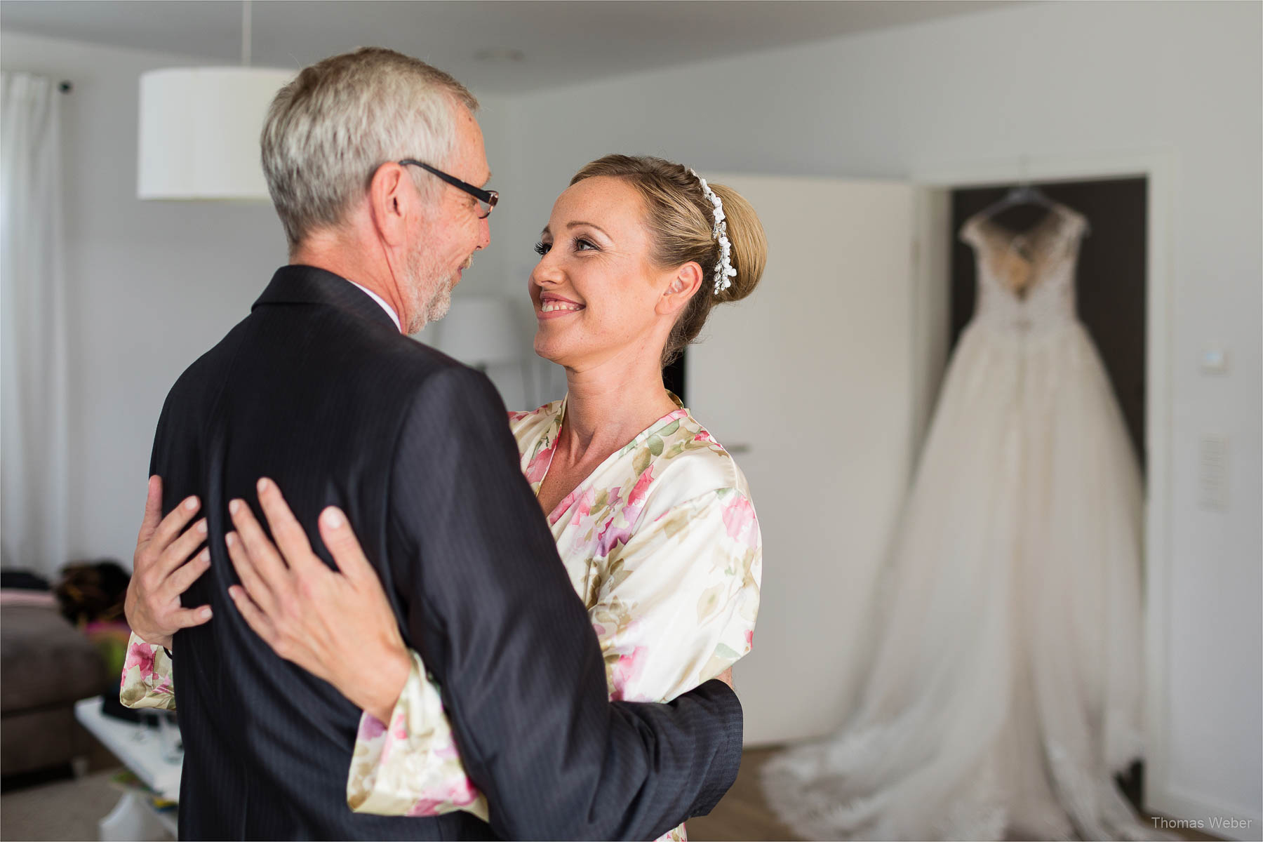 Vorbereitungen und Ankleide der Braut, Kirchliche Hochzeit in Rastede und Hochzeitsfeier in der Scheune St. Georg Rastede, Hochzeitsfotograf Thomas Weber aus Oldenburg