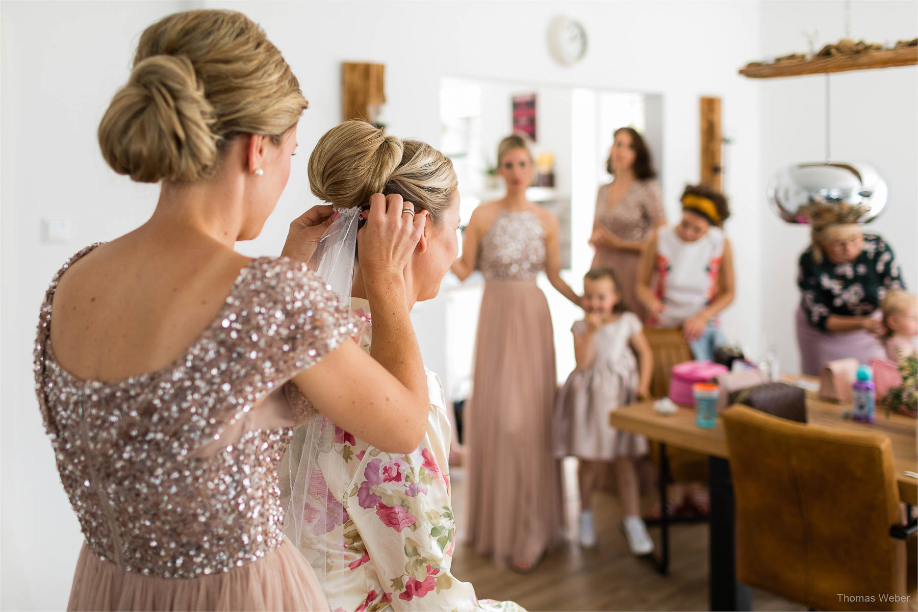 Vorbereitungen und Ankleide der Braut, Kirchliche Hochzeit in Rastede und Hochzeitsfeier in der Scheune St. Georg Rastede, Hochzeitsfotograf Thomas Weber aus Oldenburg