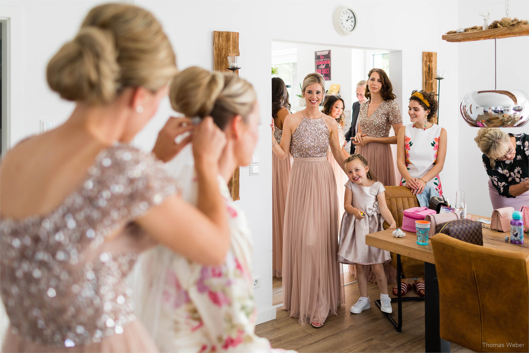 Vorbereitungen und Ankleide der Braut, Kirchliche Hochzeit in Rastede und Hochzeitsfeier in der Scheune St. Georg Rastede, Hochzeitsfotograf Thomas Weber aus Oldenburg