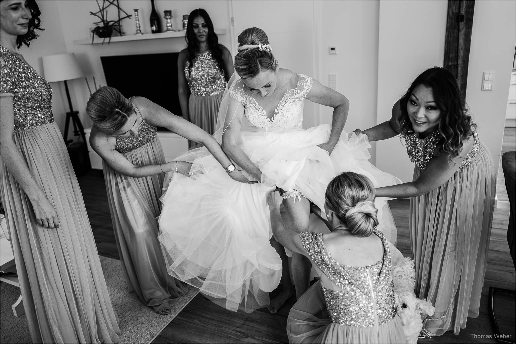 Vorbereitungen und Ankleide der Braut, Kirchliche Hochzeit in Rastede und Hochzeitsfeier in der Scheune St. Georg Rastede, Hochzeitsfotograf Thomas Weber aus Oldenburg