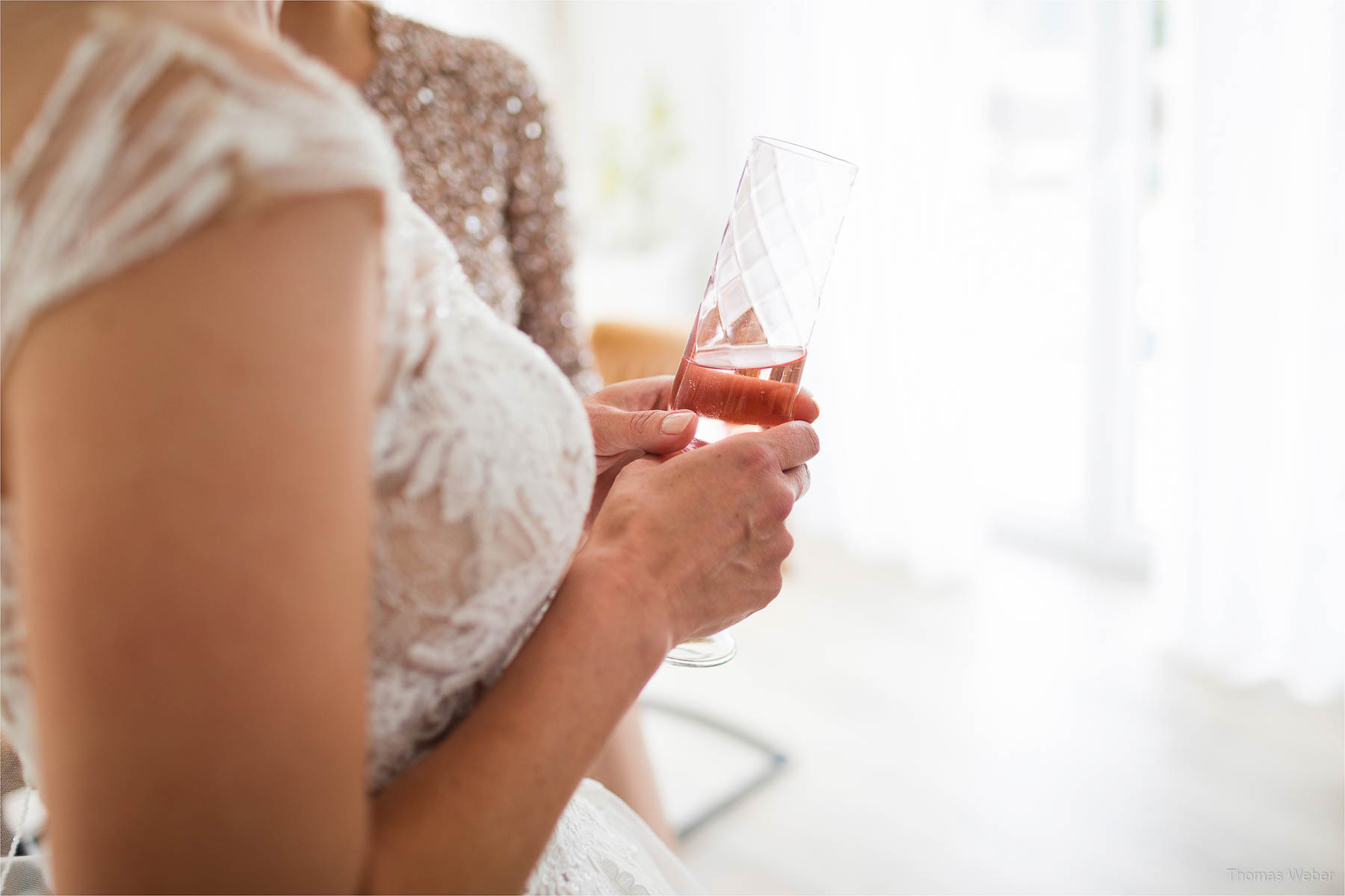 Vorbereitungen und Ankleide der Braut, Kirchliche Hochzeit in Rastede und Hochzeitsfeier in der Scheune St. Georg Rastede, Hochzeitsfotograf Thomas Weber aus Oldenburg