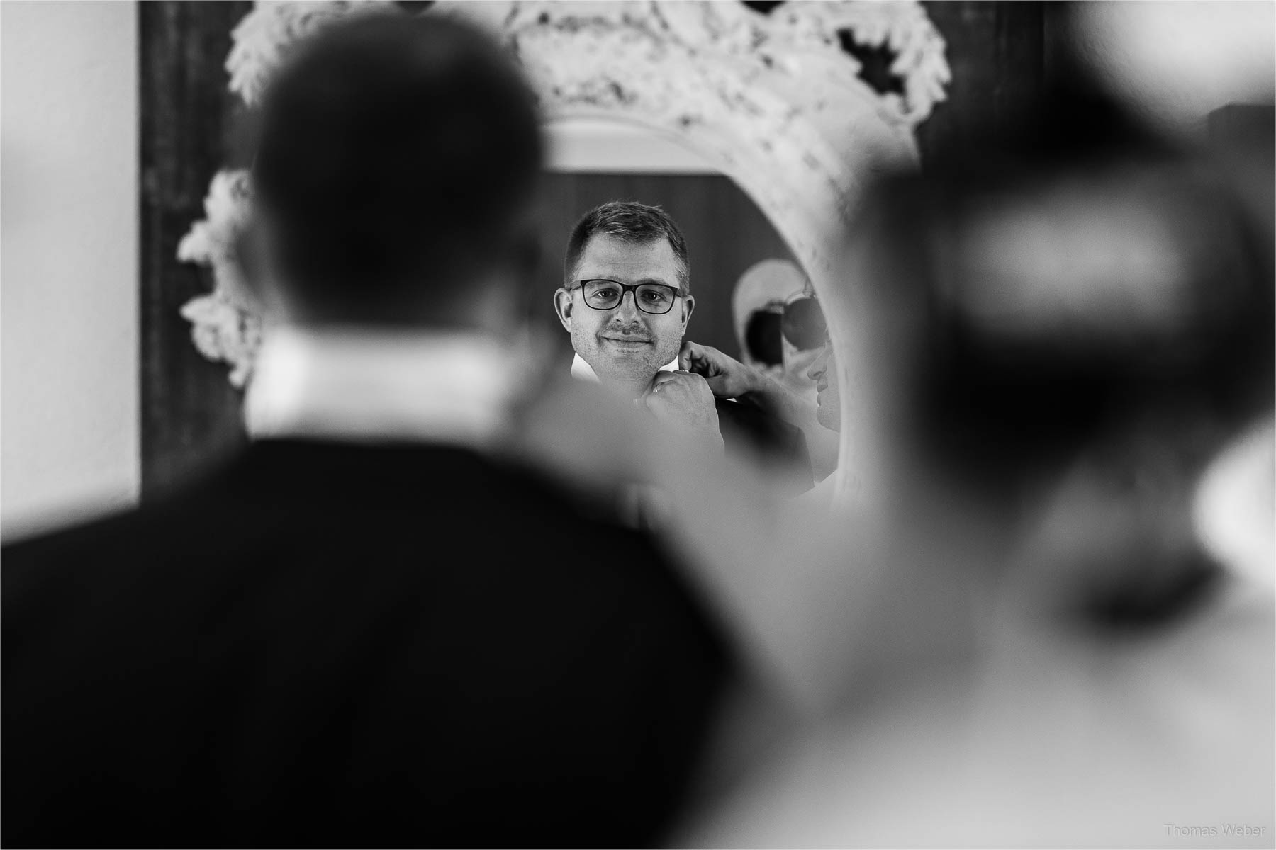 Vorbereitungen und Ankleide des Bräutigams, Kirchliche Hochzeit in Rastede und Hochzeitsfeier in der Scheune St. Georg Rastede, Hochzeitsfotograf Thomas Weber aus Oldenburg