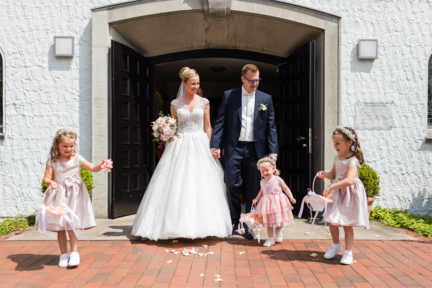 Die Gratulation der Hochzeitsgäste, Kirchliche Hochzeit in Rastede und Hochzeitsfeier in der Scheune St. Georg Rastede, Hochzeitsfotograf Thomas Weber aus Oldenburg