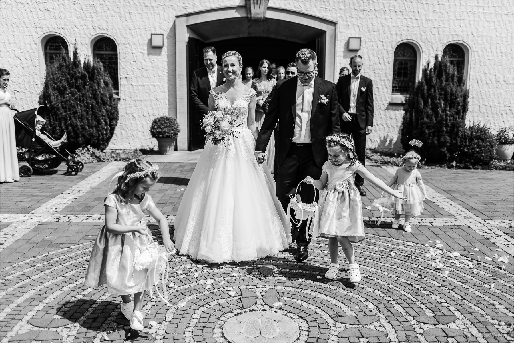 Die Gratulation der Hochzeitsgäste, Kirchliche Hochzeit in Rastede und Hochzeitsfeier in der Scheune St. Georg Rastede, Hochzeitsfotograf Thomas Weber aus Oldenburg