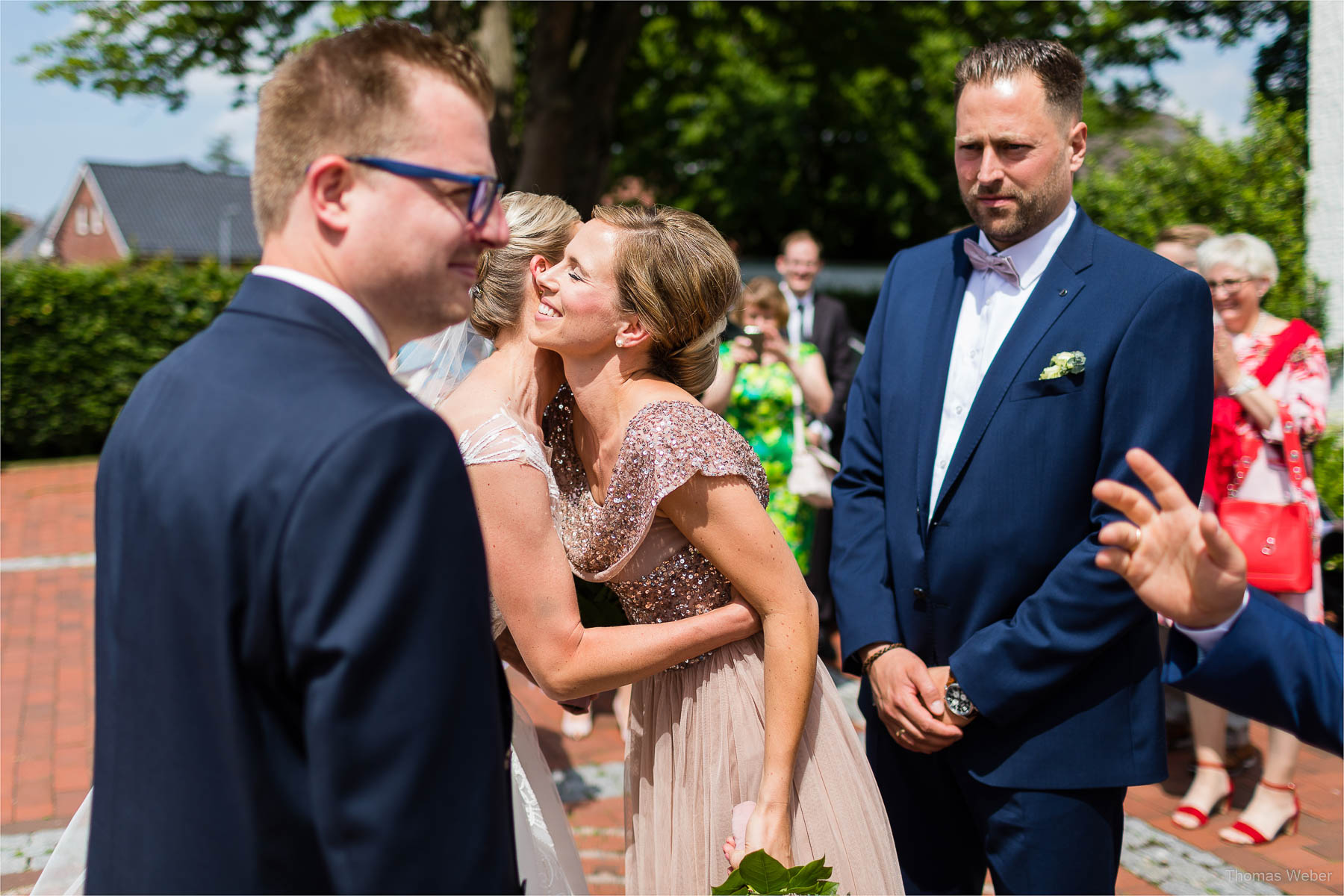 Die Gratulation der Hochzeitsgäste, Kirchliche Hochzeit in Rastede und Hochzeitsfeier in der Scheune St. Georg Rastede, Hochzeitsfotograf Thomas Weber aus Oldenburg