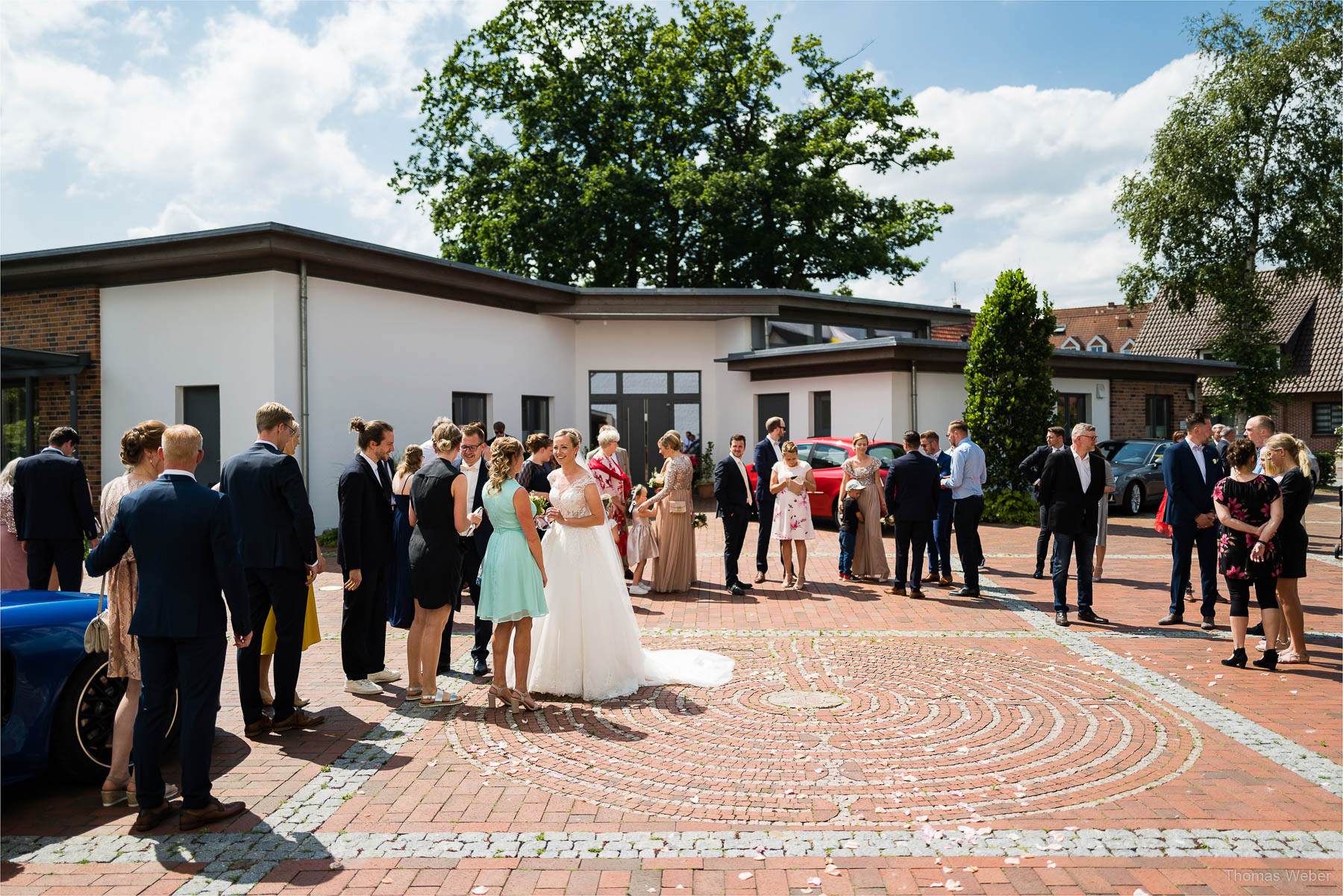 Die Gratulation der Hochzeitsgäste, Kirchliche Hochzeit in Rastede und Hochzeitsfeier in der Scheune St. Georg Rastede, Hochzeitsfotograf Thomas Weber aus Oldenburg