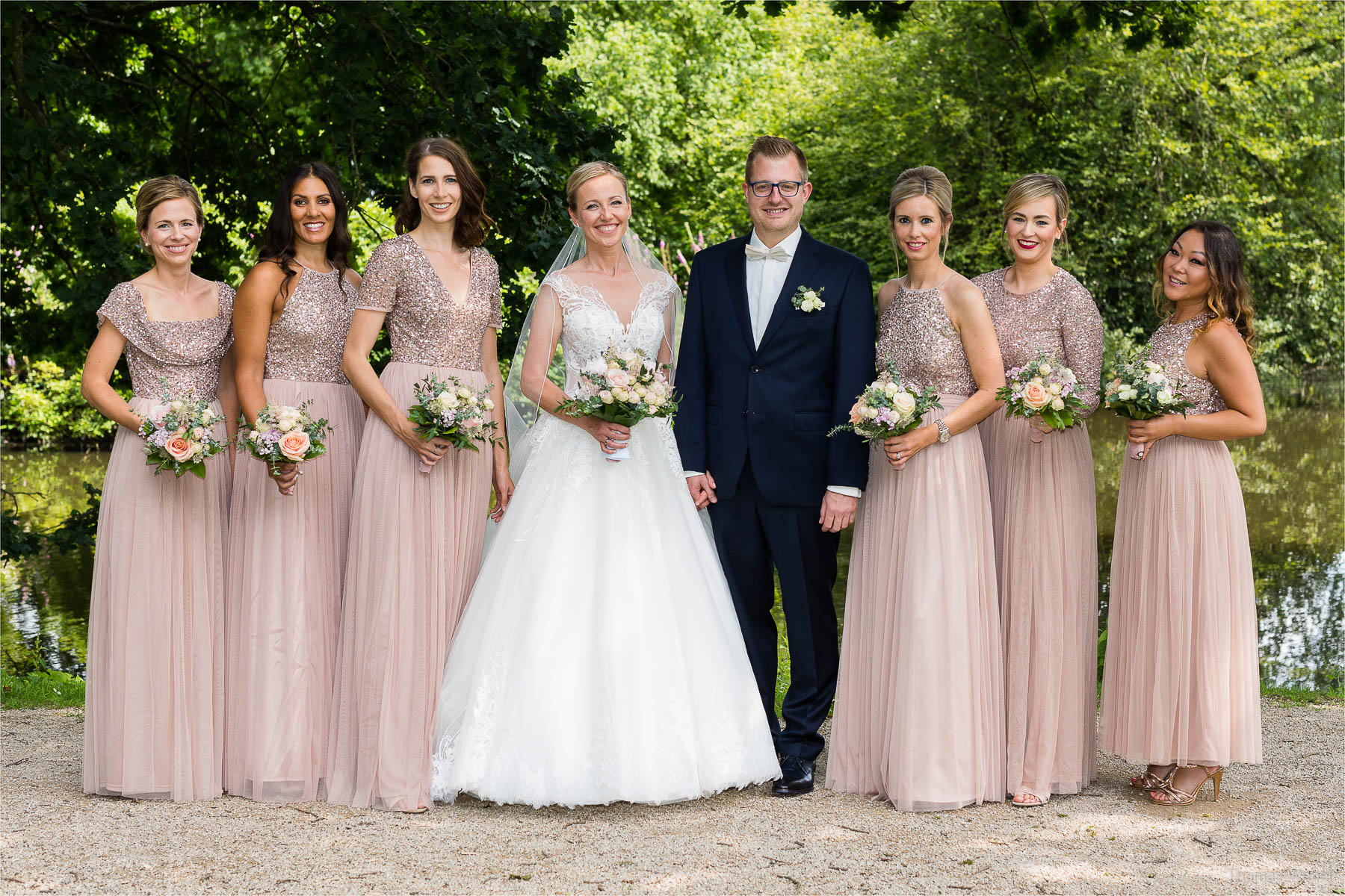 Fotos mit den Trauzeugen und Freunden, Kirchliche Hochzeit in Rastede und Hochzeitsfeier in der Scheune St. Georg Rastede, Hochzeitsfotograf Thomas Weber aus Oldenburg