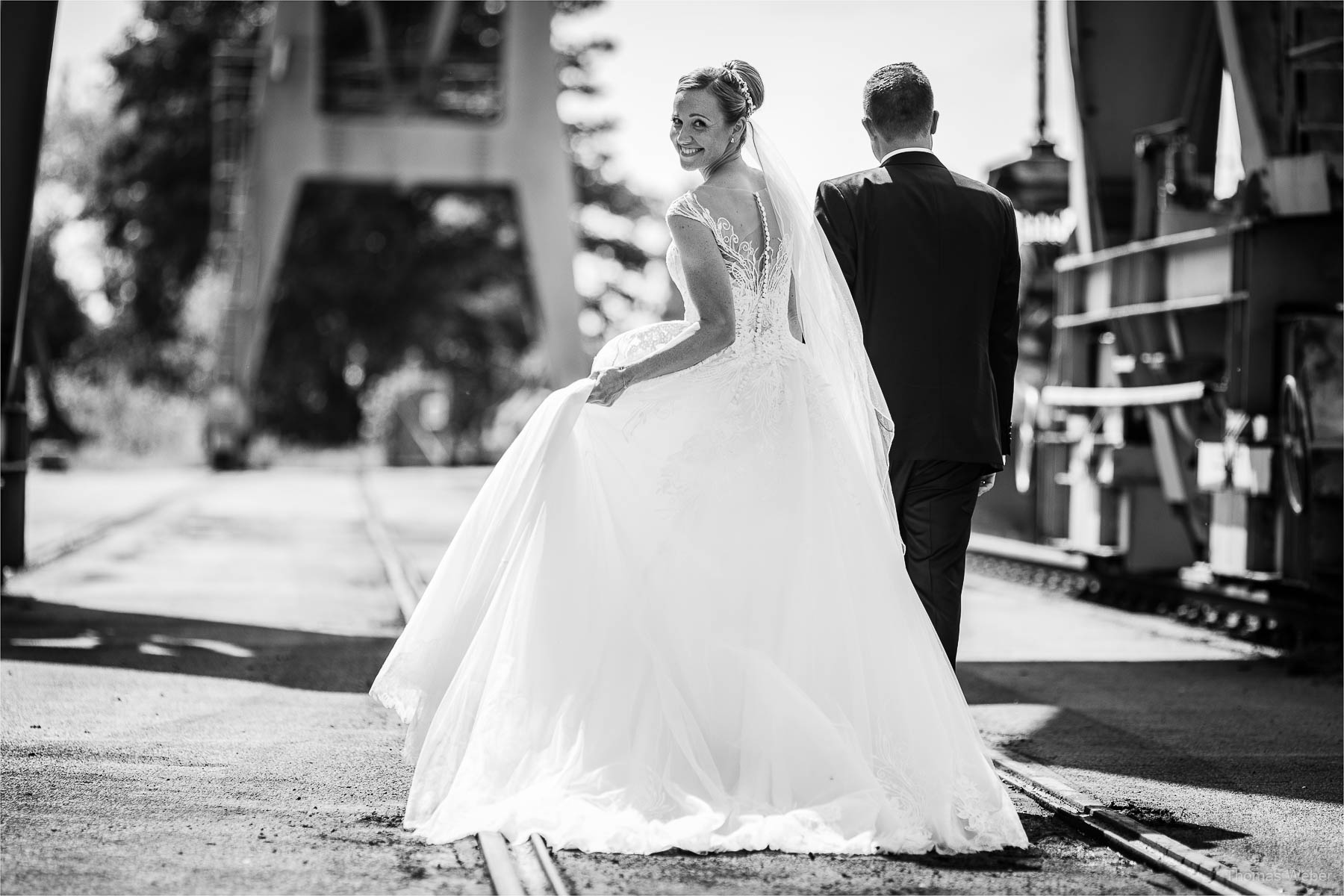 Hochzeitsfotos und Hochzeitsporträts des Hochzeitspaares, Kirchliche Hochzeit in Rastede und Hochzeitsfeier in der Scheune St. Georg Rastede, Hochzeitsfotograf Thomas Weber aus Oldenburg