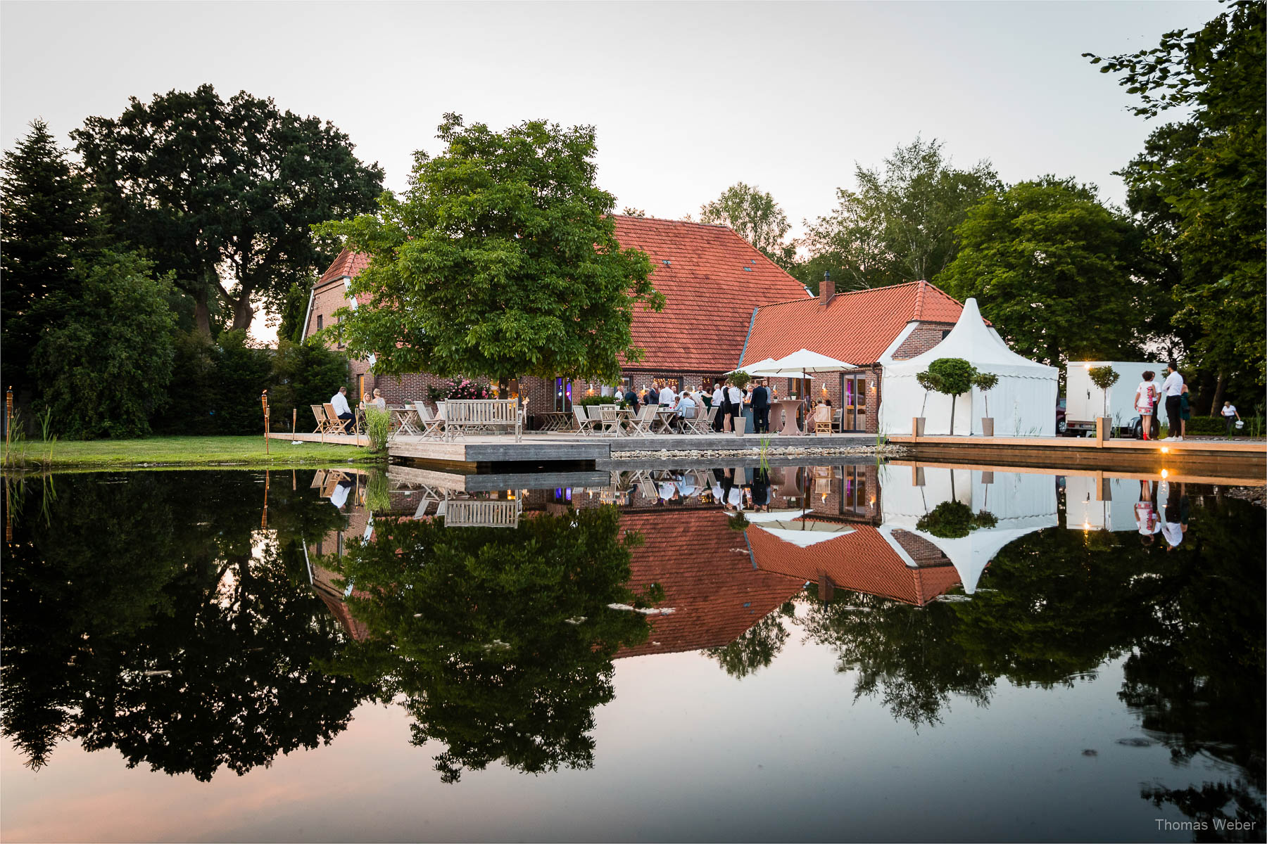 Das Essen auf der Hochzeitsfeier, Kirchliche Hochzeit in Rastede und Hochzeitsfeier in der Scheune St. Georg Rastede, Hochzeitsfotograf Thomas Weber aus Oldenburg