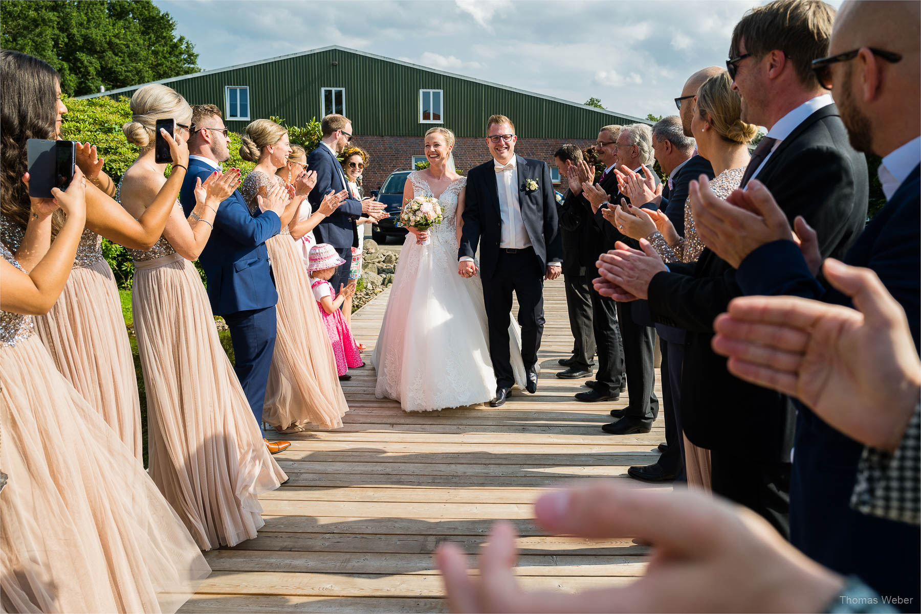 Gratulation der Hochzeitsgäste vor der Hochzeitsfeier, Kirchliche Hochzeit in Rastede und Hochzeitsfeier in der Scheune St. Georg Rastede, Hochzeitsfotograf Thomas Weber aus Oldenburg