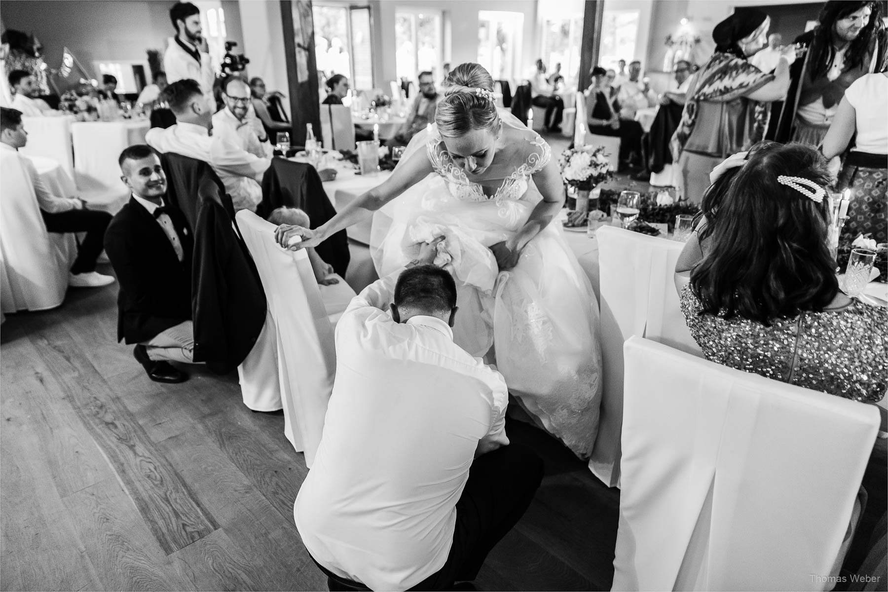 Russische Spiele auf der Hochzeitsfeier, Kirchliche Hochzeit in Rastede und Hochzeitsfeier in der Scheune St. Georg Rastede, Hochzeitsfotograf Thomas Weber aus Oldenburg