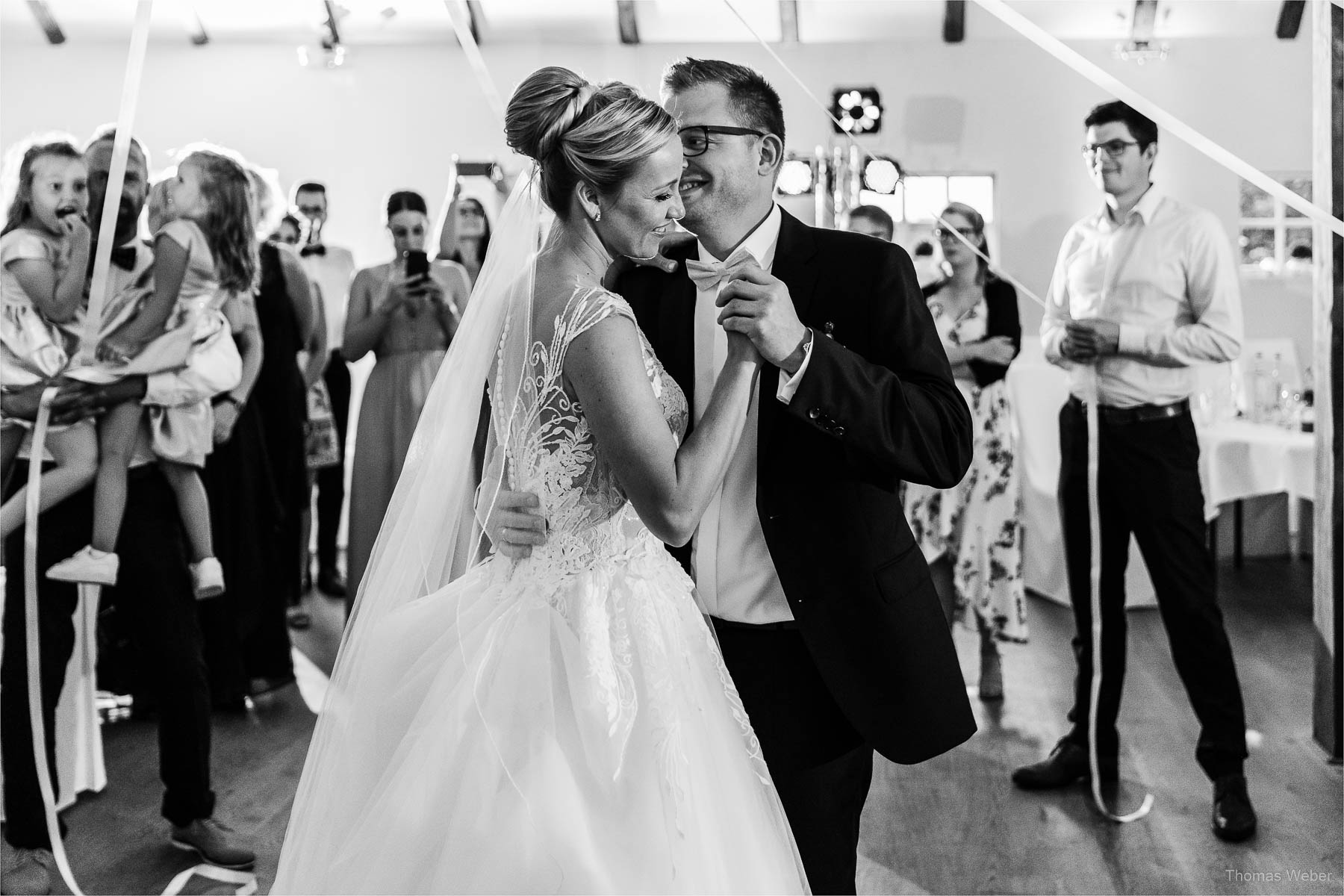 Tanz und Party auf der Hochzeitsfeier, Kirchliche Hochzeit in Rastede und Hochzeitsfeier in der Scheune St. Georg Rastede, Hochzeitsfotograf Thomas Weber aus Oldenburg