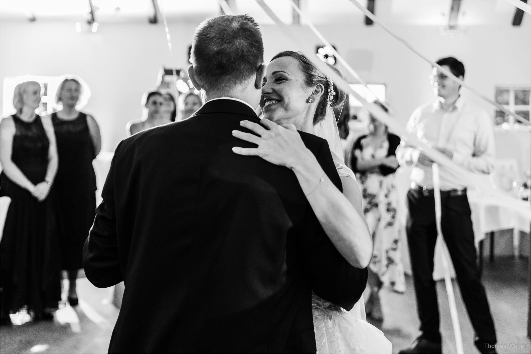 Tanz und Party auf der Hochzeitsfeier, Kirchliche Hochzeit in Rastede und Hochzeitsfeier in der Scheune St. Georg Rastede, Hochzeitsfotograf Thomas Weber aus Oldenburg