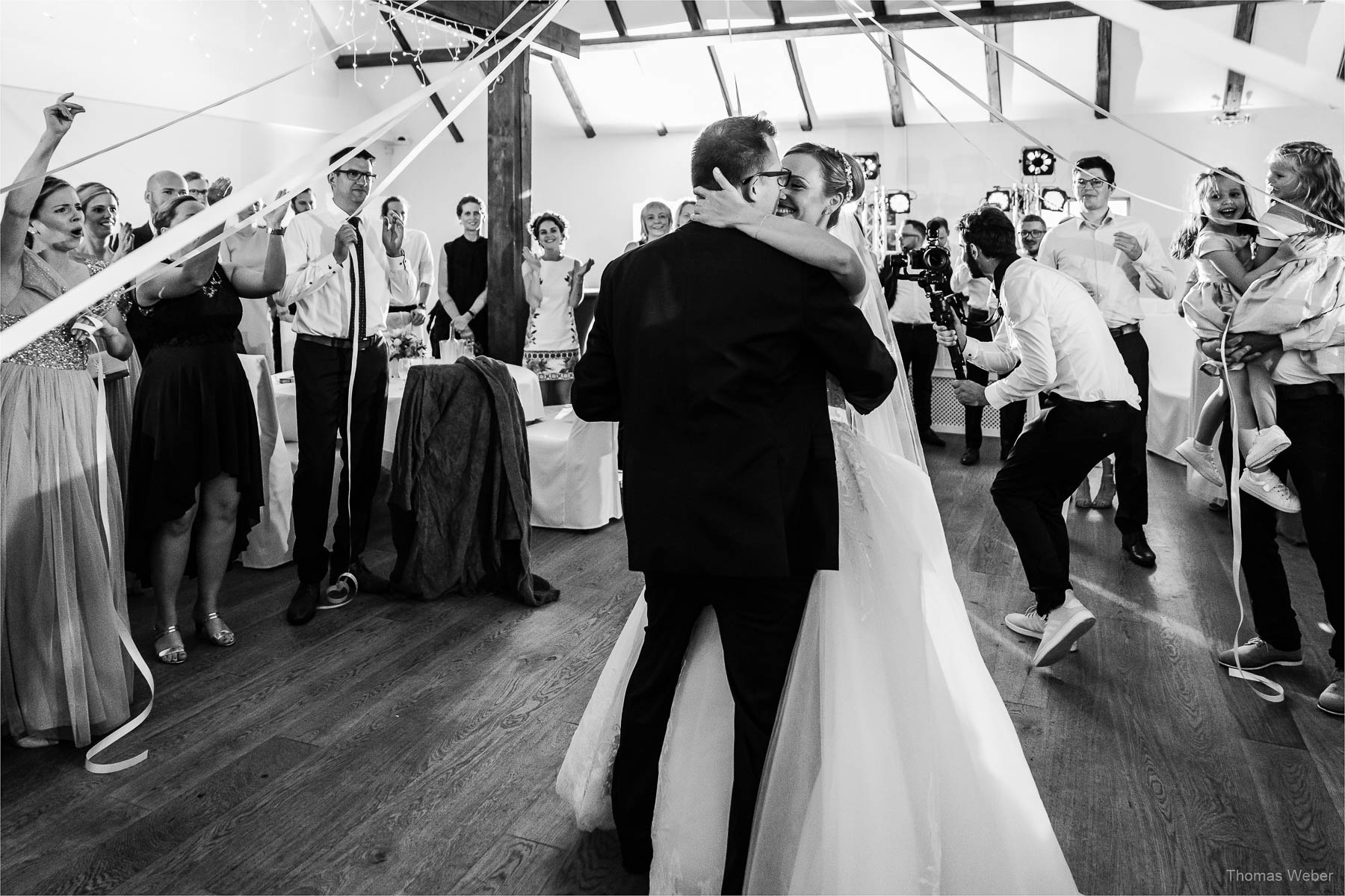 Tanz und Party auf der Hochzeitsfeier, Kirchliche Hochzeit in Rastede und Hochzeitsfeier in der Scheune St. Georg Rastede, Hochzeitsfotograf Thomas Weber aus Oldenburg