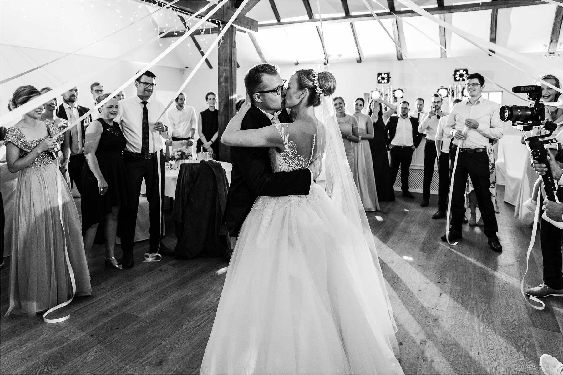 Tanz und Party auf der Hochzeitsfeier, Kirchliche Hochzeit in Rastede und Hochzeitsfeier in der Scheune St. Georg Rastede, Hochzeitsfotograf Thomas Weber aus Oldenburg