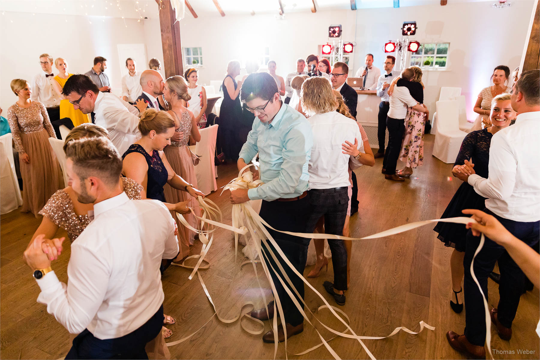 Tanz und Party auf der Hochzeitsfeier, Kirchliche Hochzeit in Rastede und Hochzeitsfeier in der Scheune St. Georg Rastede, Hochzeitsfotograf Thomas Weber aus Oldenburg