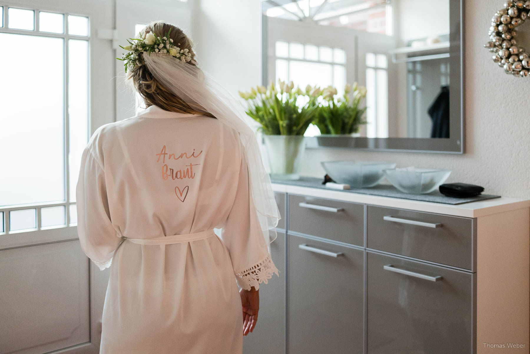 Braut und Brautkleid vor der Hochzeit in Hooksiel, Hochzeitsfotograf Thomas Weber aus Oldenburg