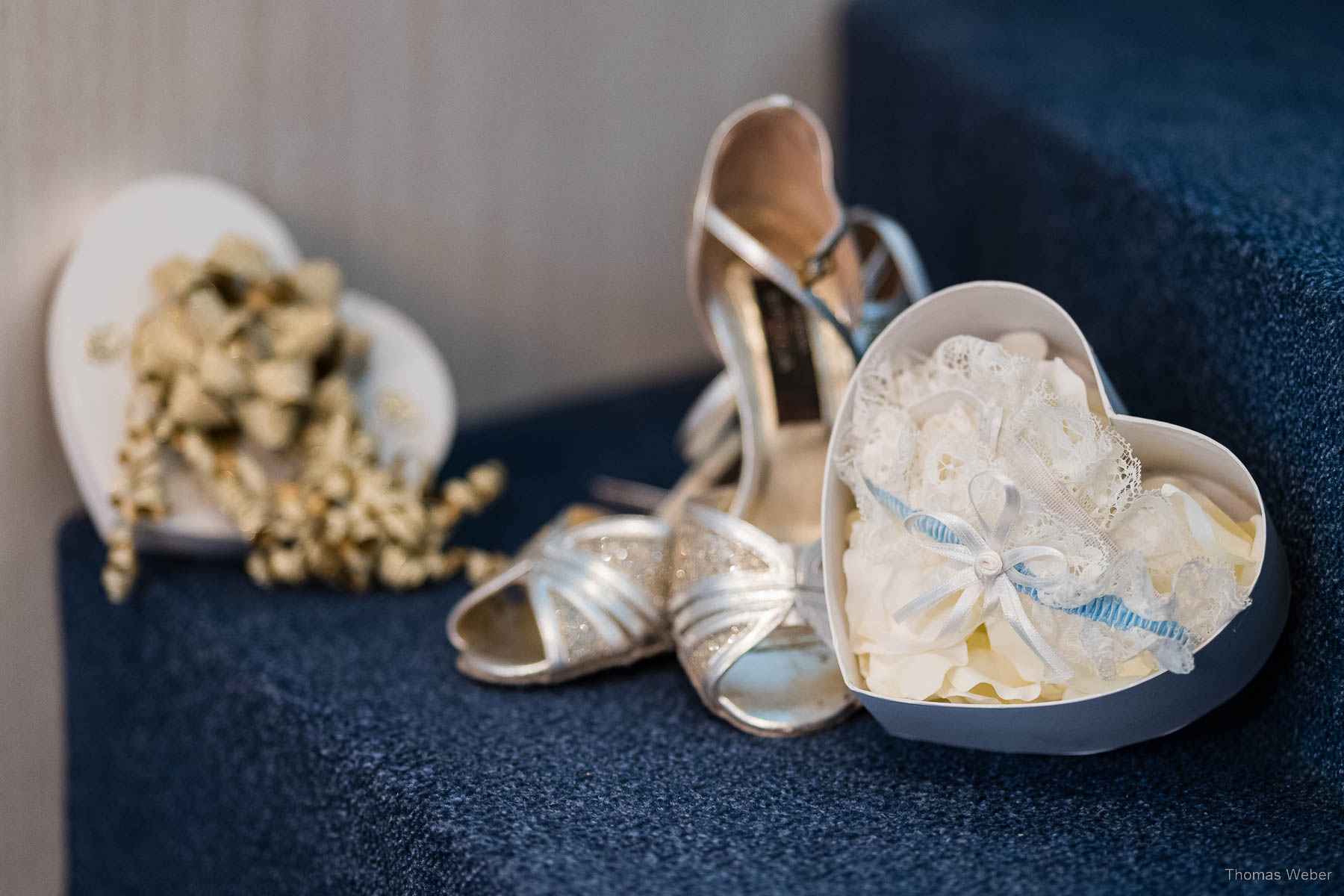 Braut und Brautkleid vor der Hochzeit in Hooksiel, Hochzeitsfotograf Thomas Weber aus Oldenburg