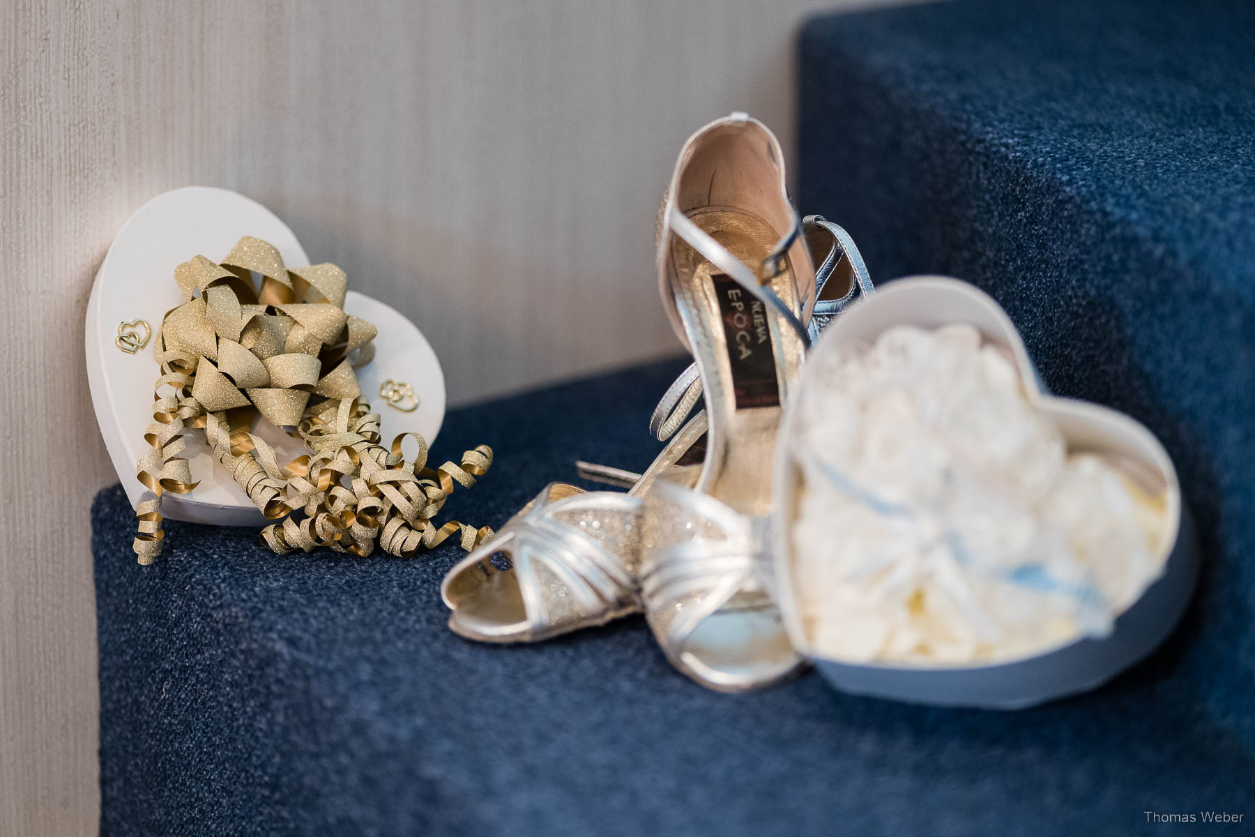 Braut und Brautkleid vor der Hochzeit in Hooksiel, Hochzeitsfotograf Thomas Weber aus Oldenburg