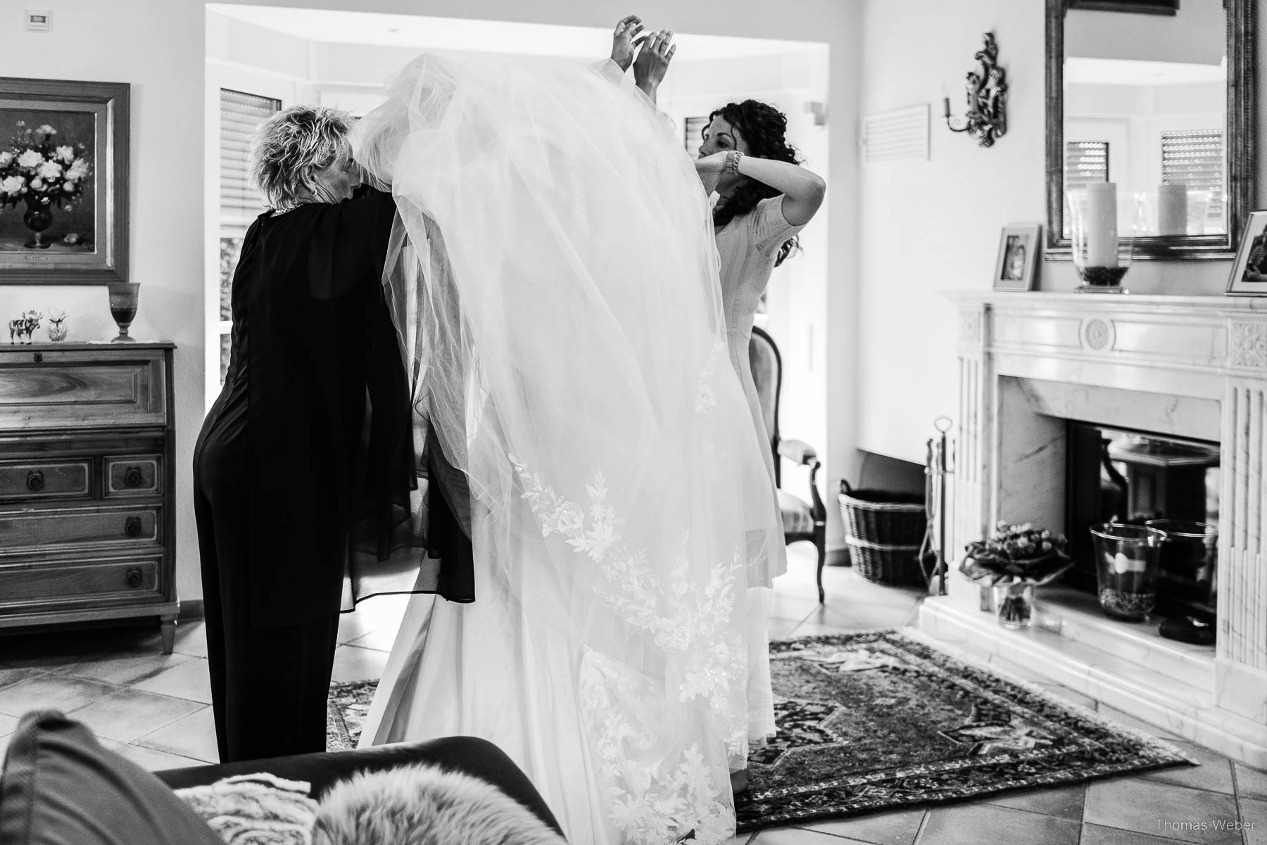 Braut und Brautkleid vor der Hochzeit in Hooksiel, Hochzeitsfotograf Thomas Weber aus Oldenburg