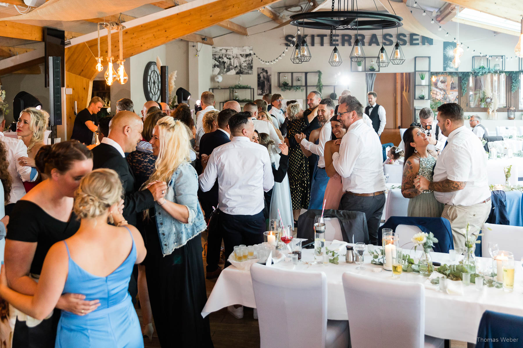 Hochzeitsfeier in den Hooksieler Skiterrassen, Hochzeitsfotograf Thomas Weber aus Oldenburg