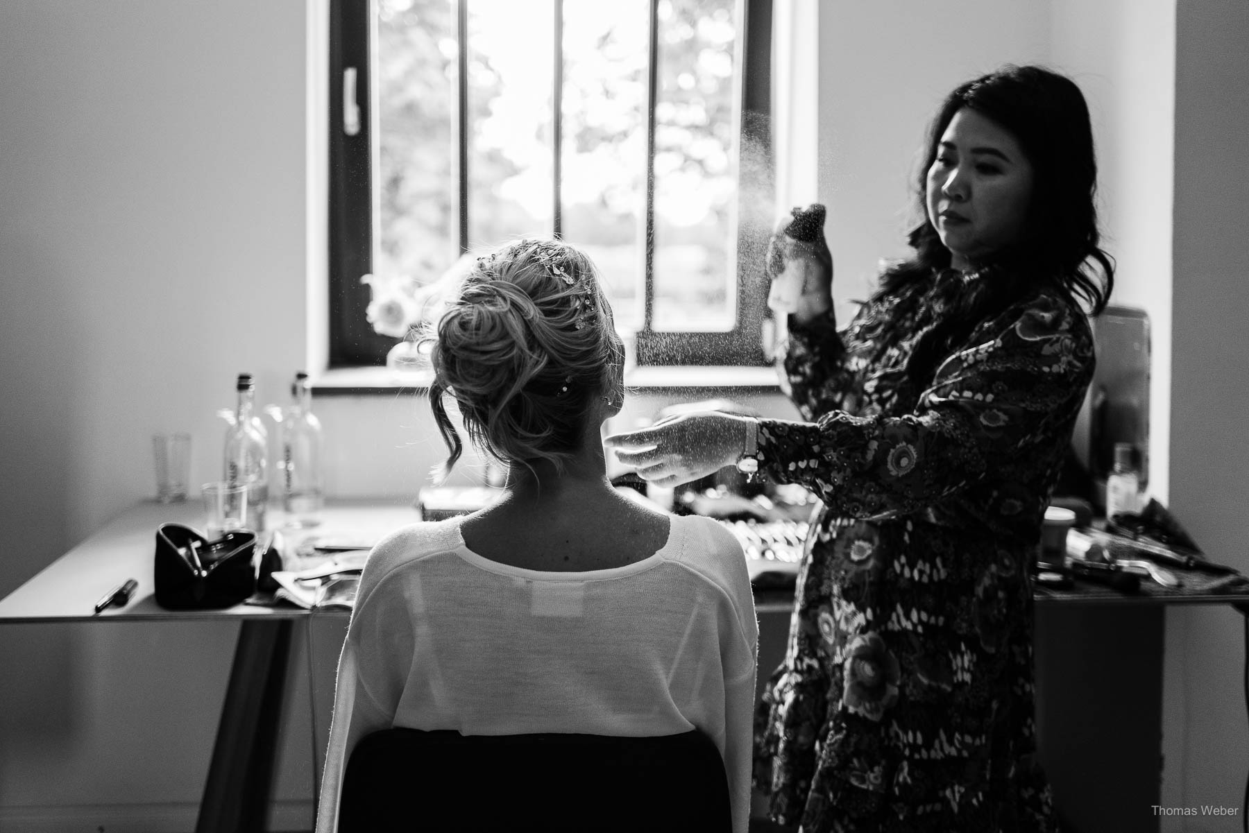 Getting Ready der Braut in der Weinscheune auf dem Nordenholzer Hof in Hude, Hochzeitsfotograf Thomas Weber aus Oldenburg