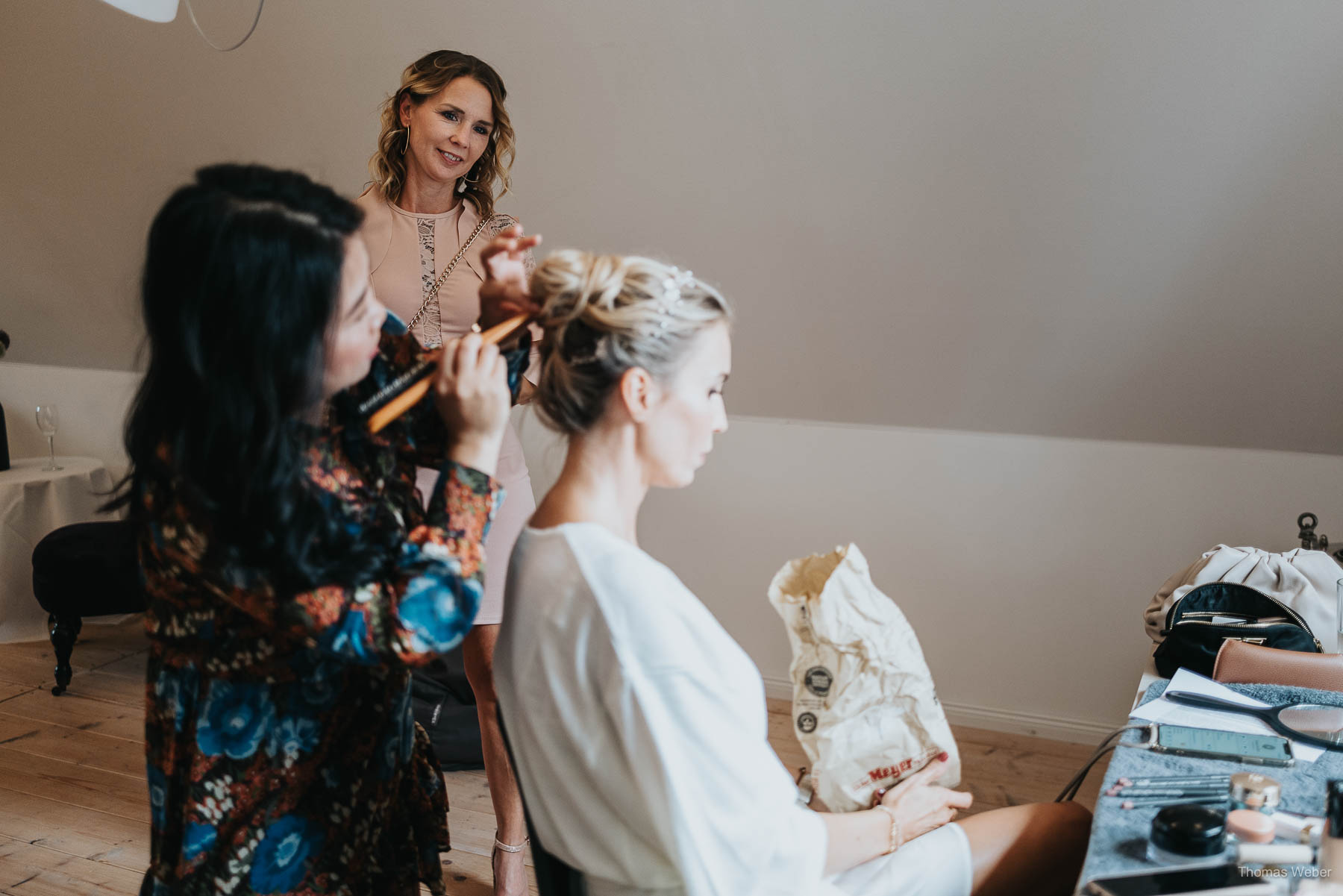 Getting Ready der Braut in der Weinscheune auf dem Nordenholzer Hof in Hude, Hochzeitsfotograf Thomas Weber aus Oldenburg