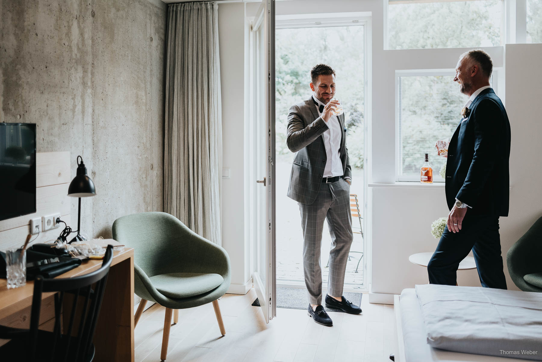 Ankleide des Bräutigams im Hofhotel auf dem Nordenholzer Hof, Hochzeitsfotograf Thomas Weber