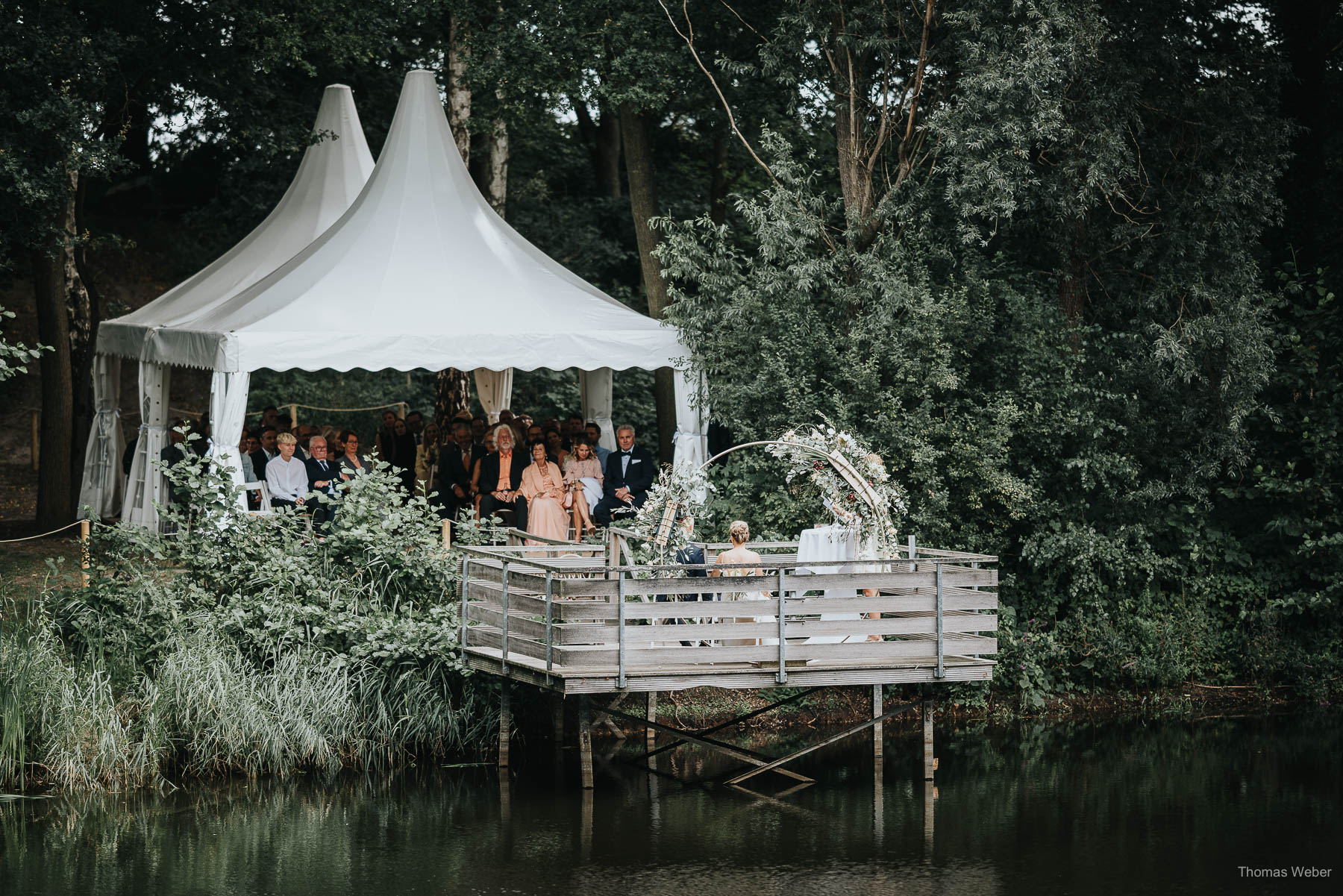 Freie Trauung am Mühlensee am Nordenholzer Hof in Hude, Hochzeitsfotograf Thomas Weber