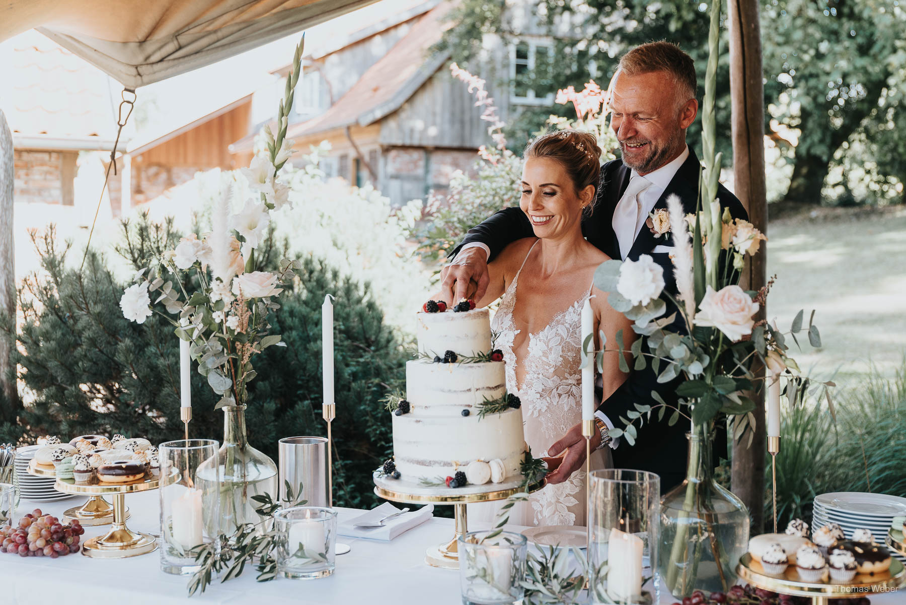 Empfang der Hochzeitsgäste und Hochzeitstorte am Nordenholzer Hof, Hochzeitsfotograf Thomas Weber
