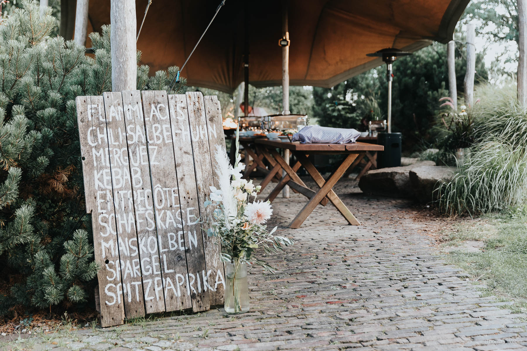 Leckeres Grillbuffet auf dem Nordenholzer Hof in Hude, Hochzeitsfotograf Thomas Weber