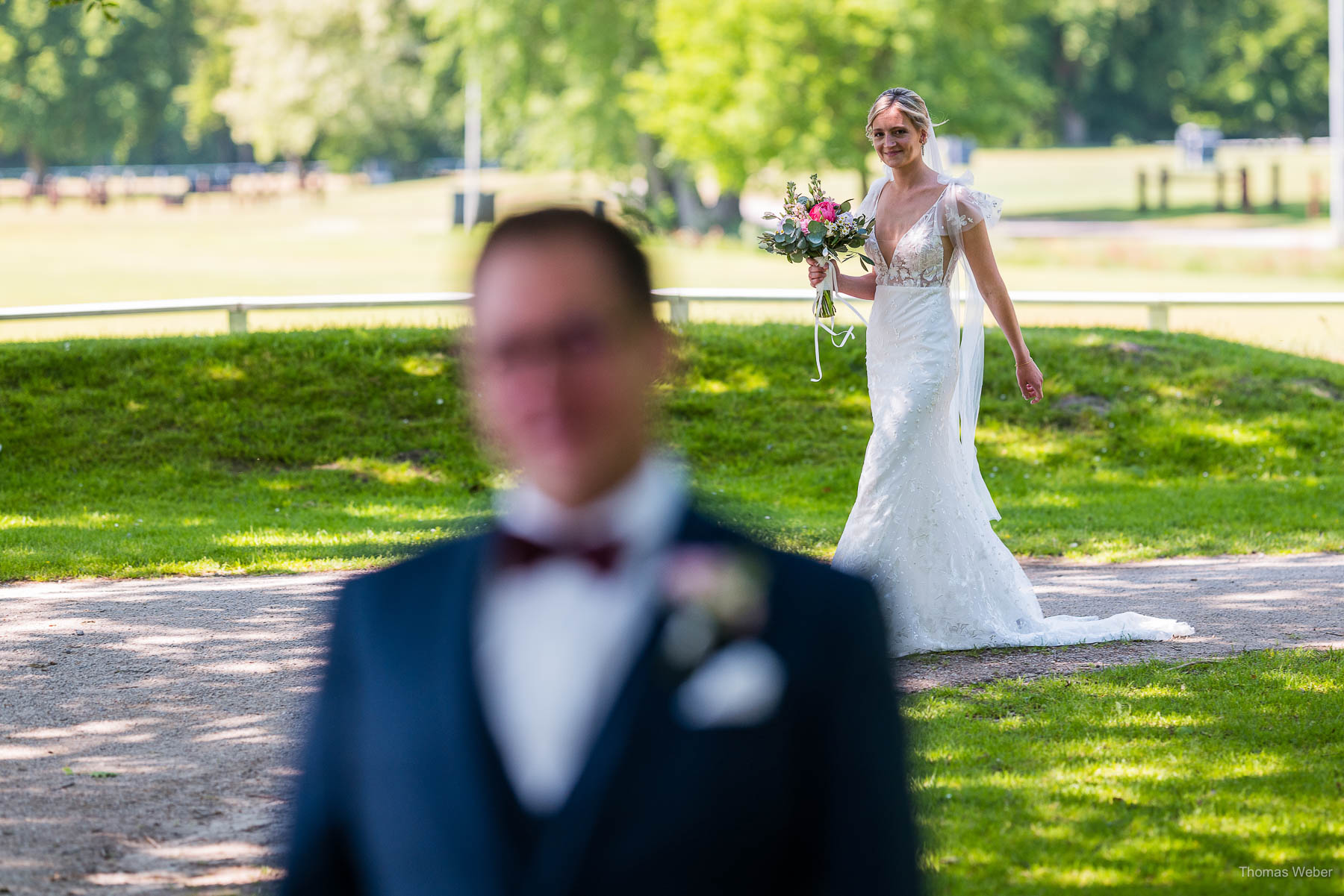 Der First Look als erste Begegnung des Hochzeitspaares in Rastede, Hochzeitsfotograf Thomas Weber
