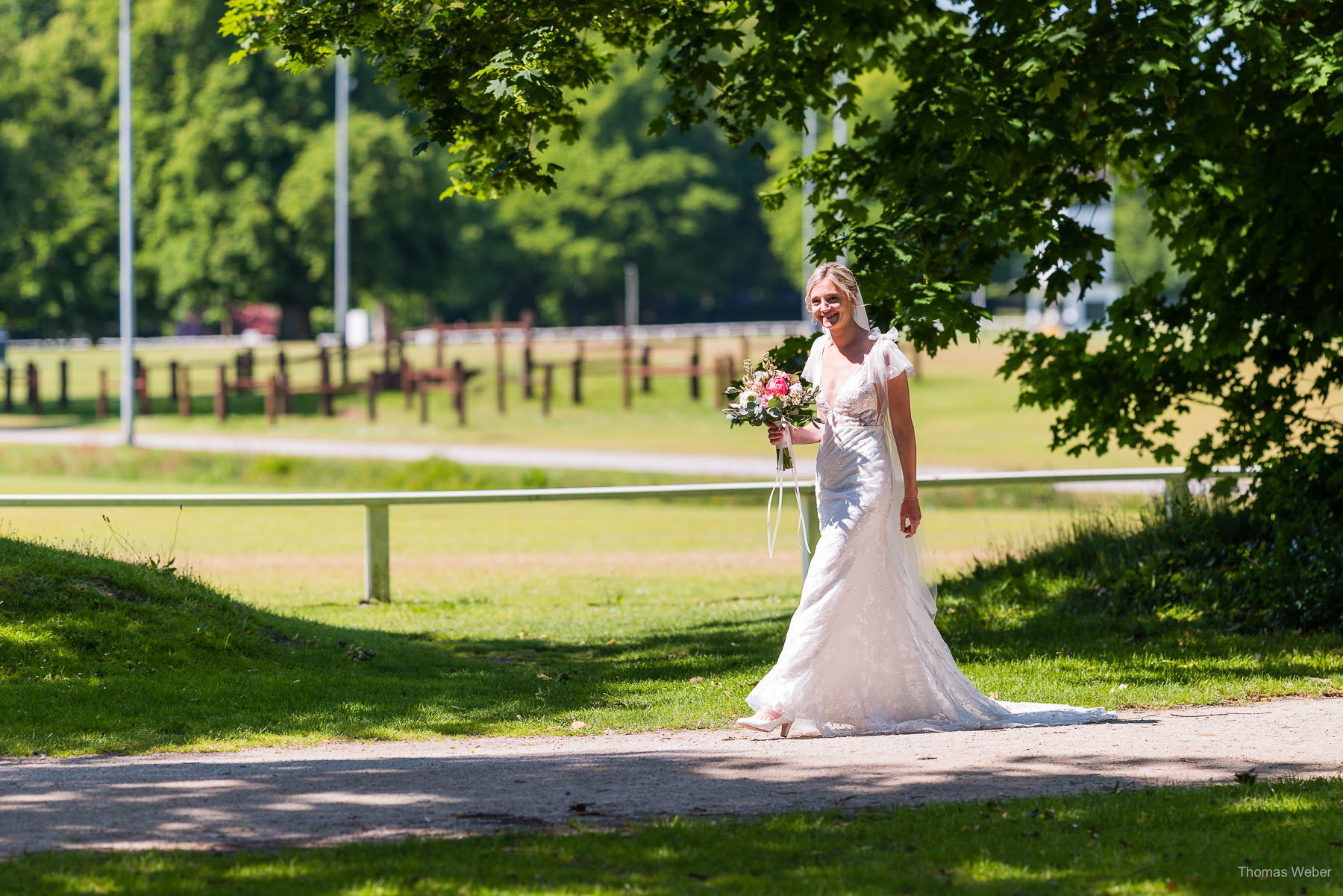 Der First Look als erste Begegnung des Hochzeitspaares in Rastede, Hochzeitsfotograf Thomas Weber