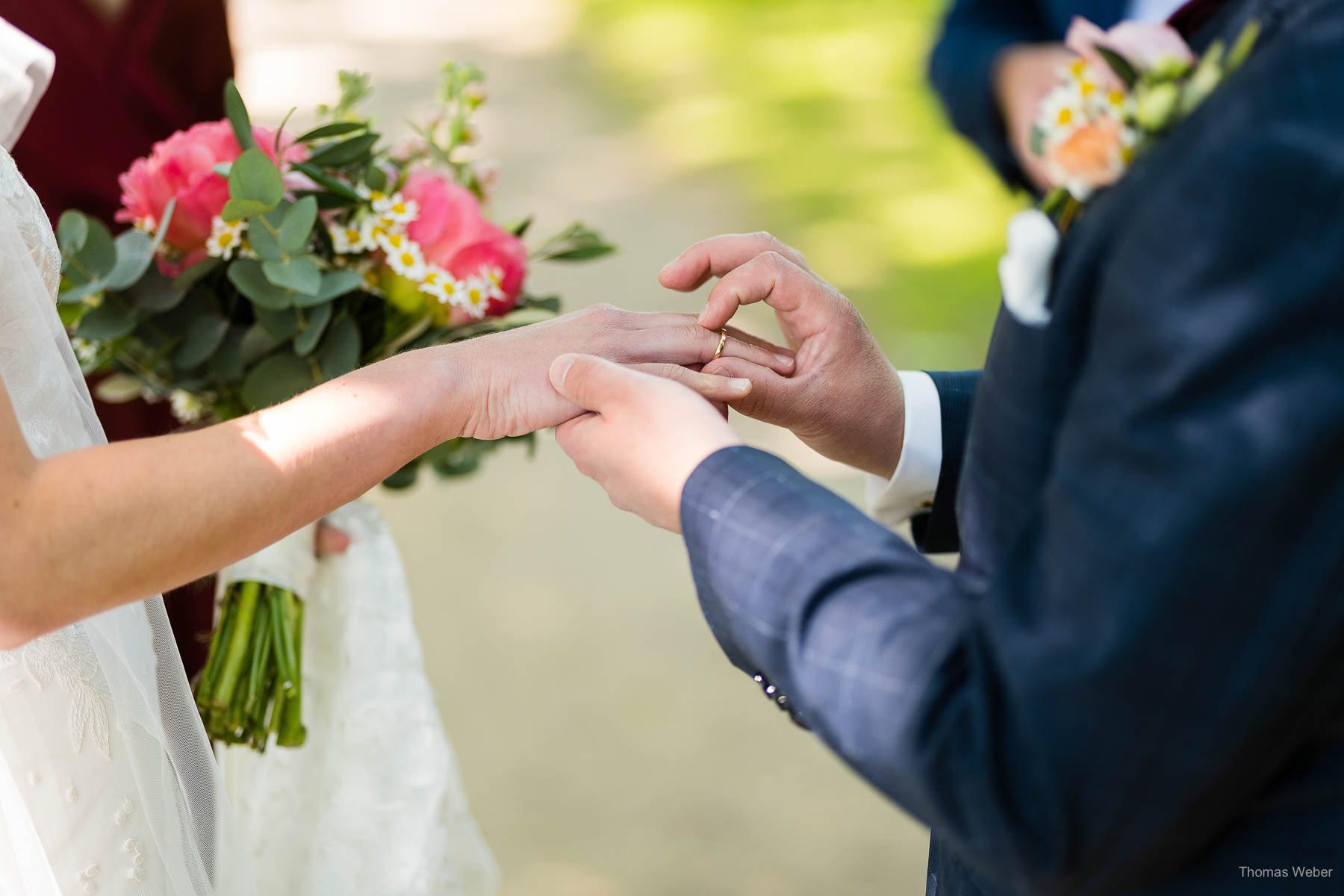 Der First Look als erste Begegnung des Hochzeitspaares in Rastede, Hochzeitsfotograf Thomas Weber