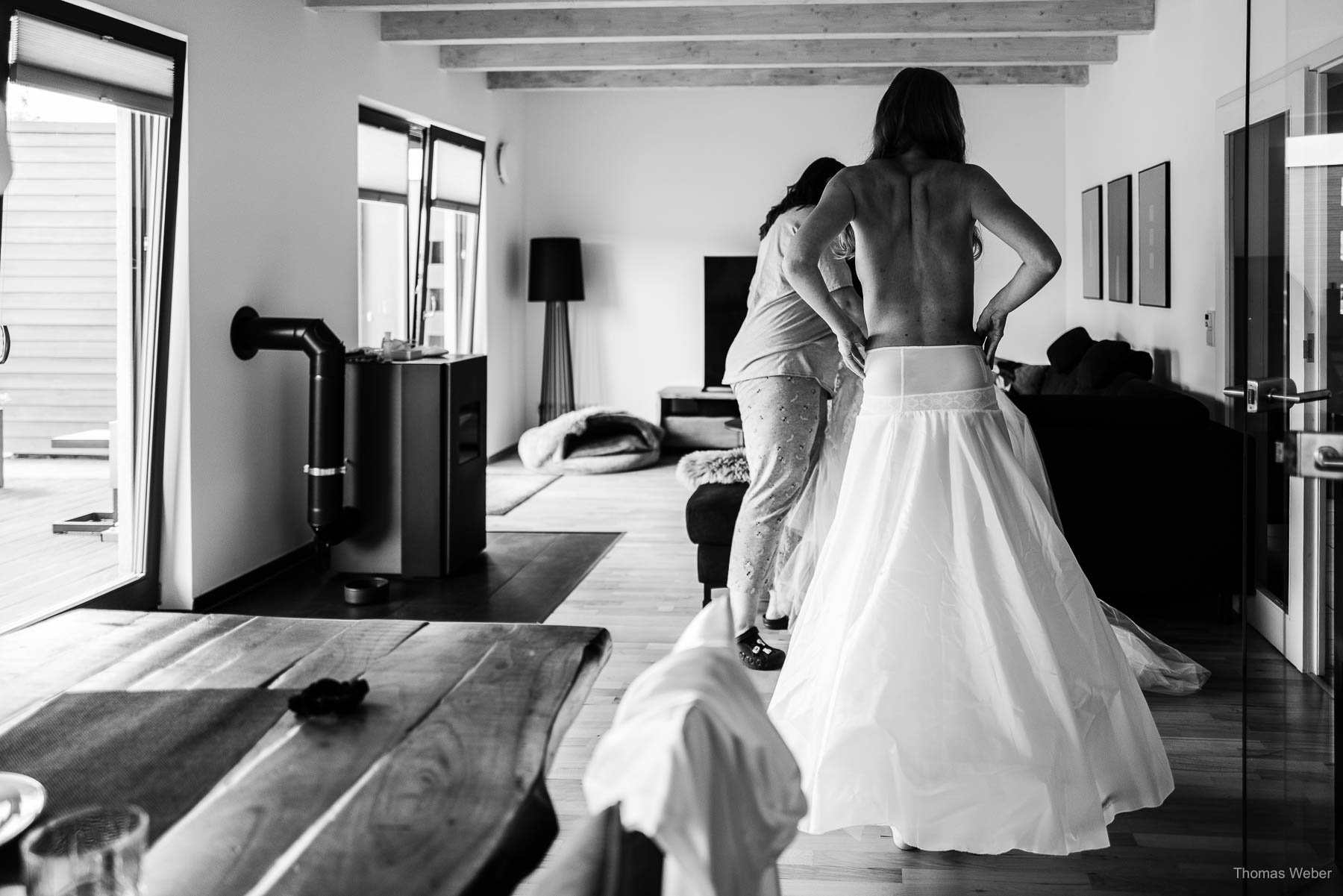 Ankleide der Braut vor der Hochzeit, Hochzeitsfotograf Thomas Weber aus Oldenburg