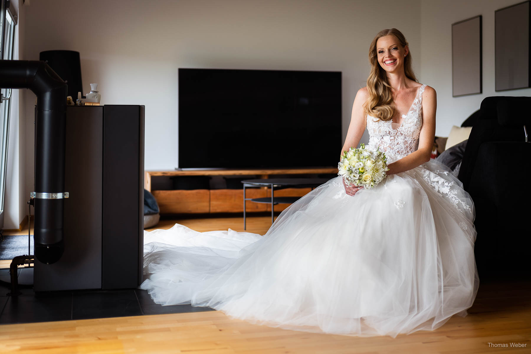 Ankleide der Braut vor der Hochzeit, Hochzeitsfotograf Thomas Weber aus Oldenburg