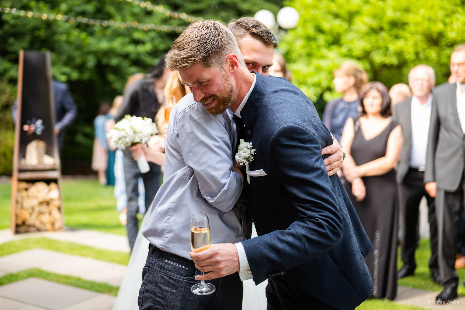 Hochzeitsempfang und Gratulation im Garten des Landhaus Etzhorn Oldenburg, Hochzeitsfotograf Thomas Weber aus Oldenburg