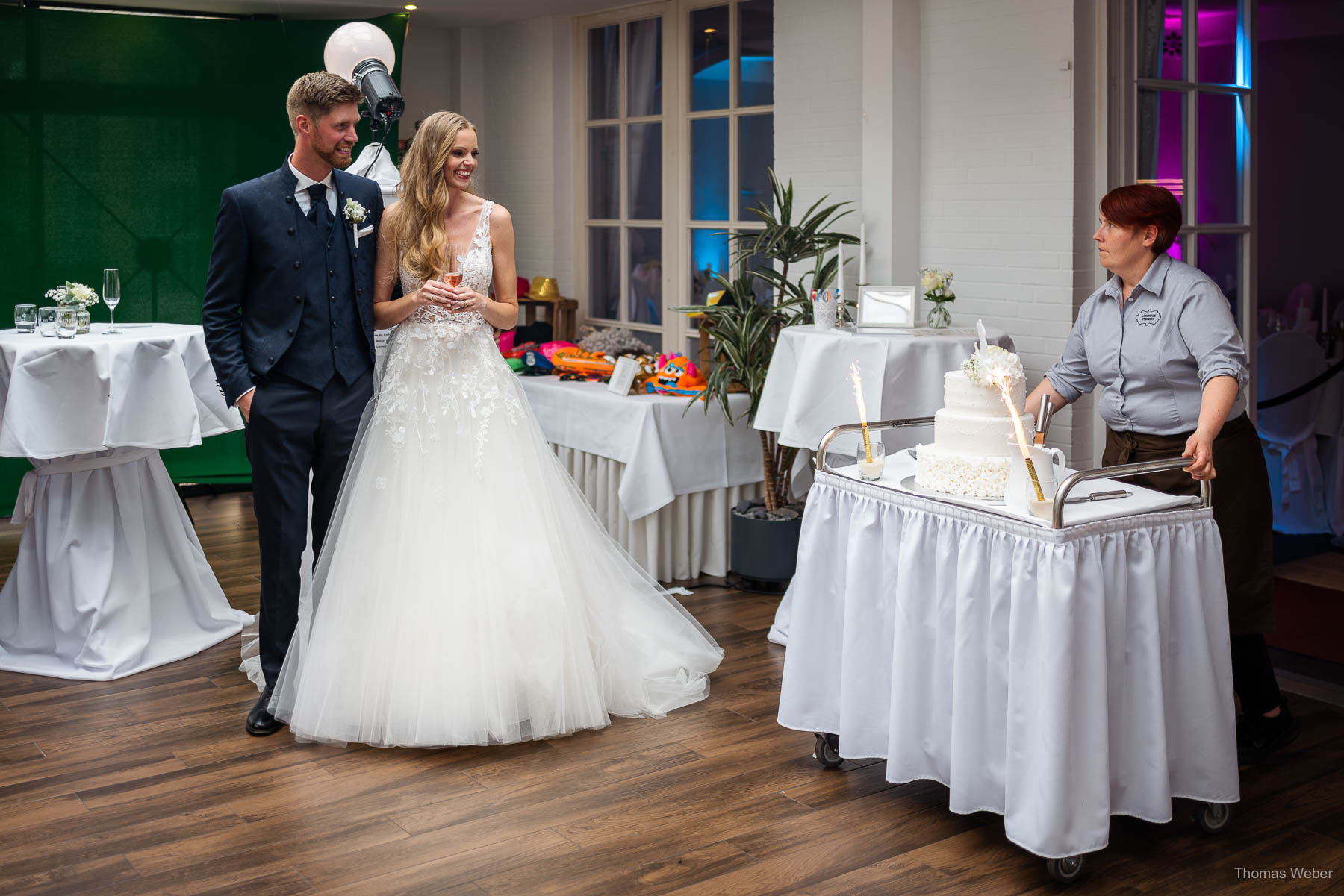 Anschnitt der Hochzeitstorte im Landhaus Etzhorn Oldenburg, Hochzeitsfotograf Thomas Weber aus Oldenburg