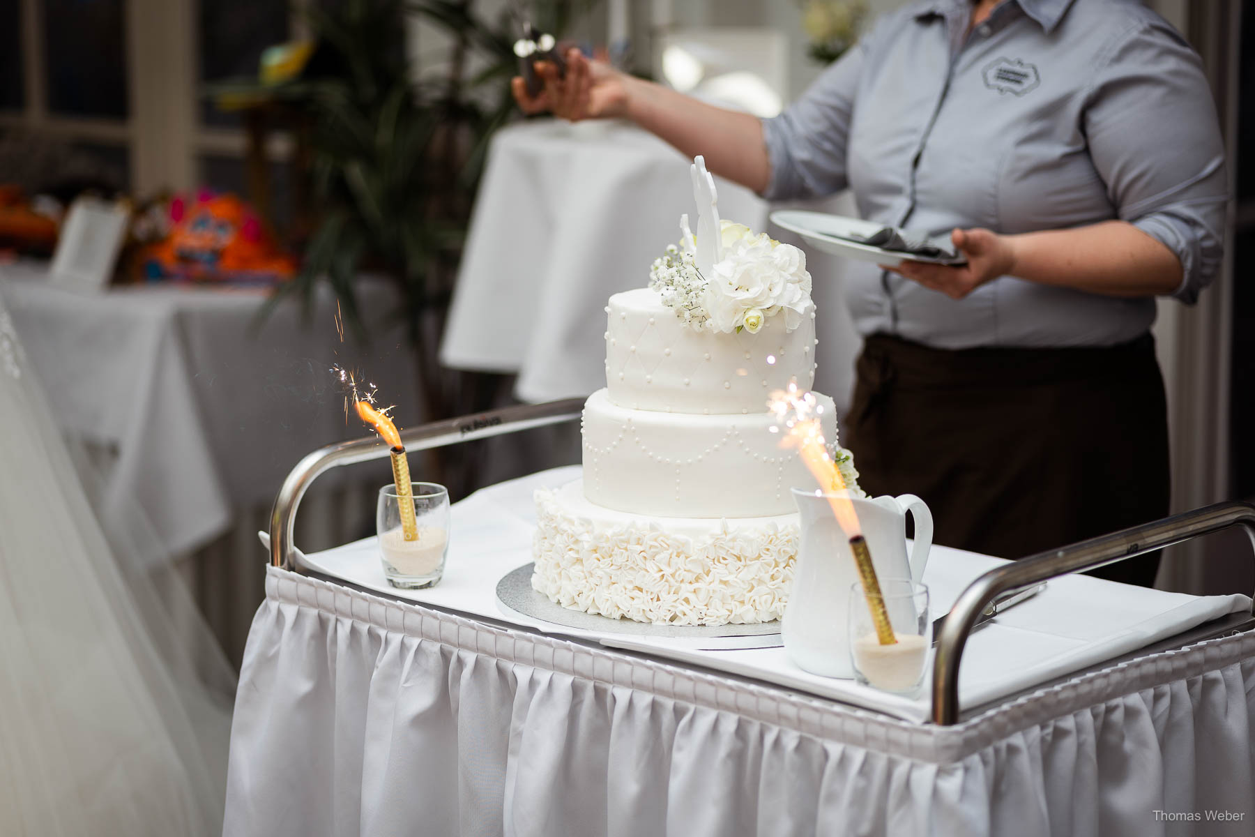 Anschnitt der Hochzeitstorte im Landhaus Etzhorn Oldenburg, Hochzeitsfotograf Thomas Weber aus Oldenburg